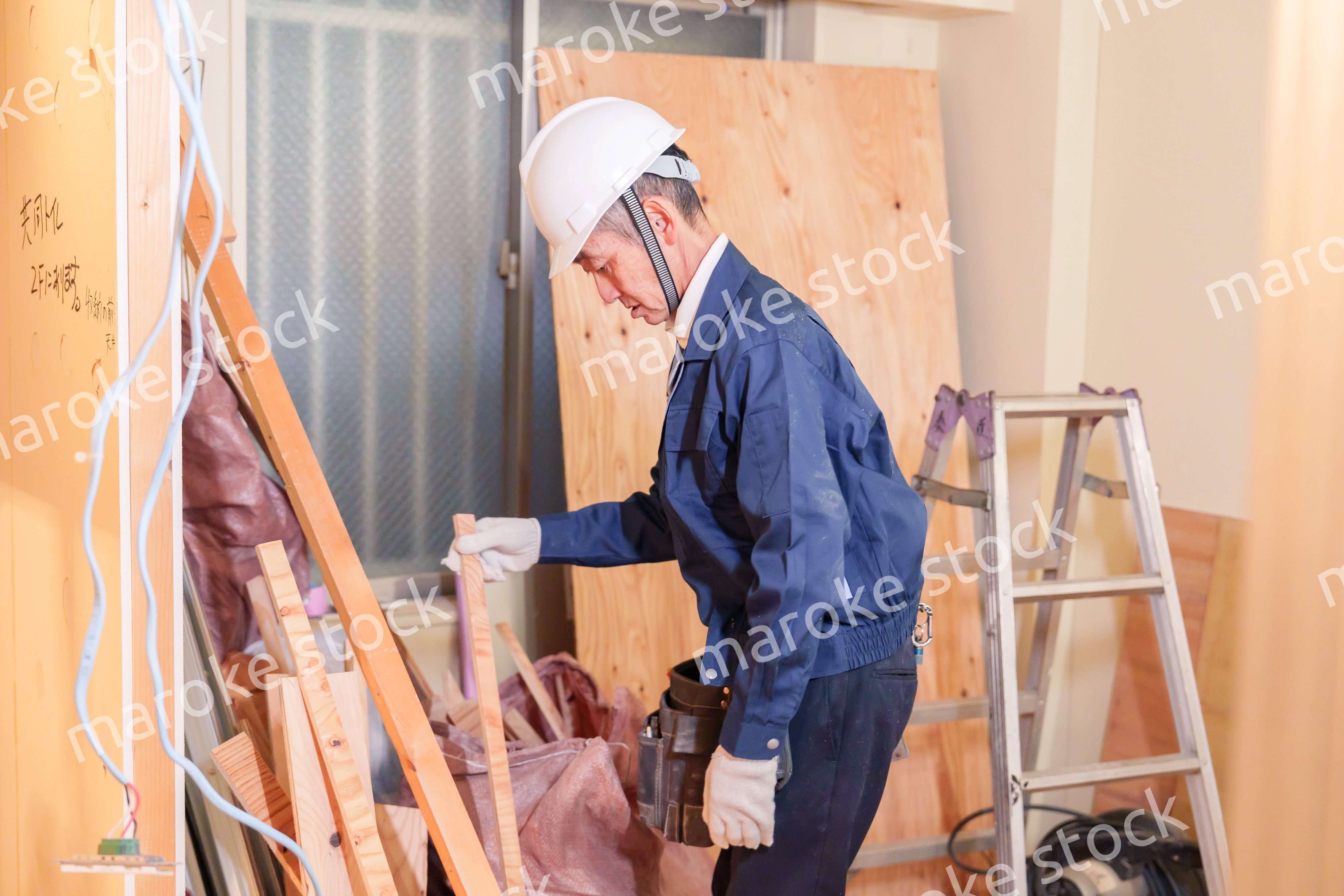 マンションのリフォーム現場で働く男性の大工