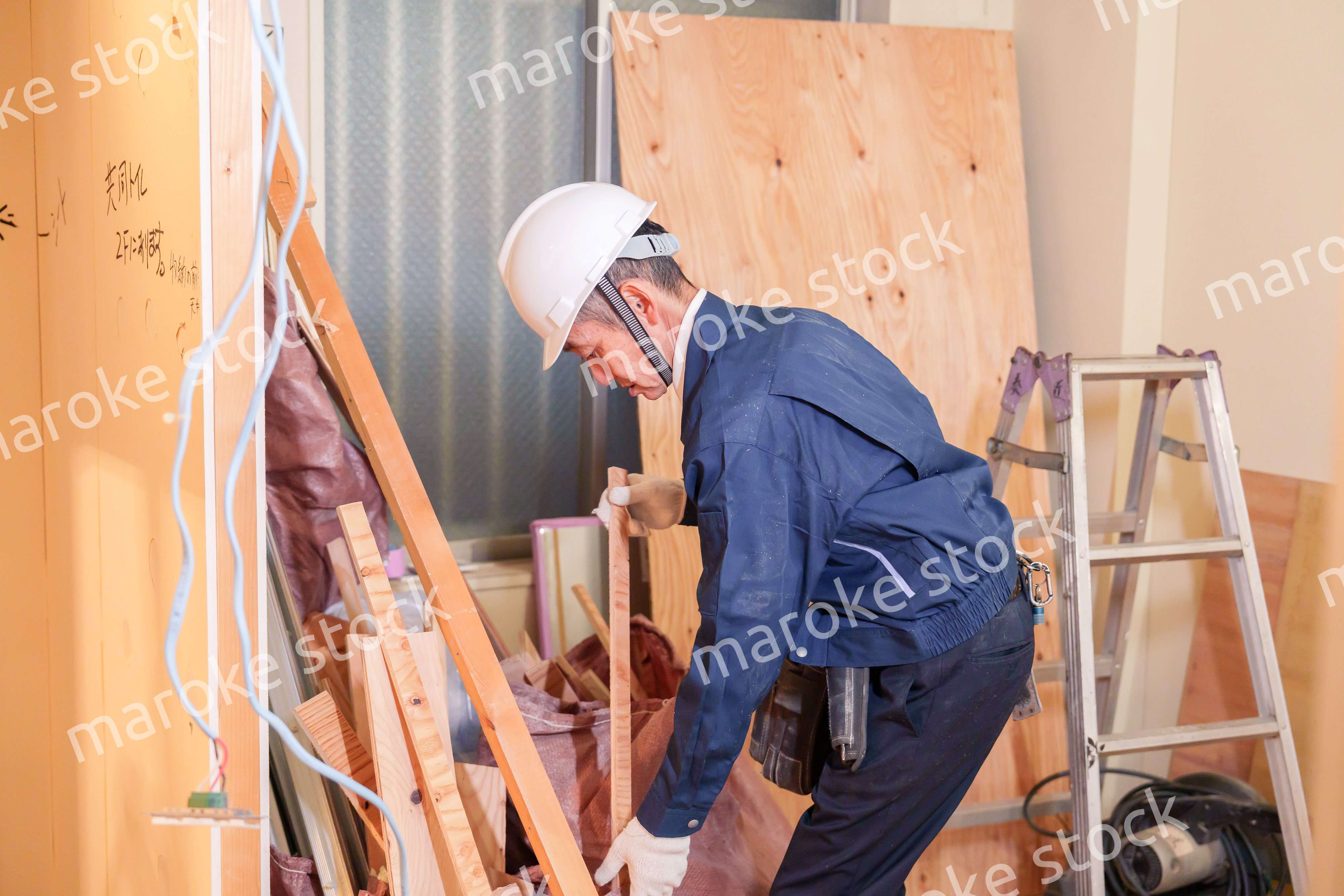 マンションのリフォーム現場で働く男性の大工