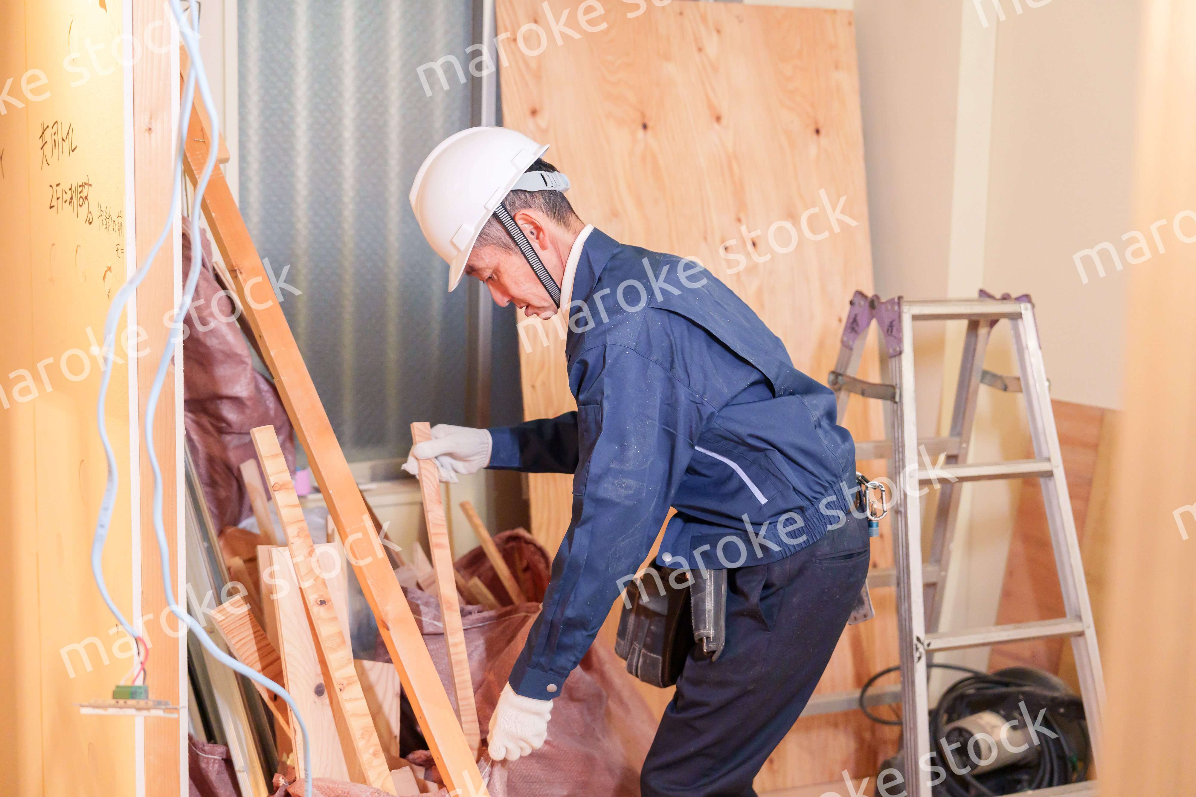 マンションのリフォーム現場で働く男性の大工