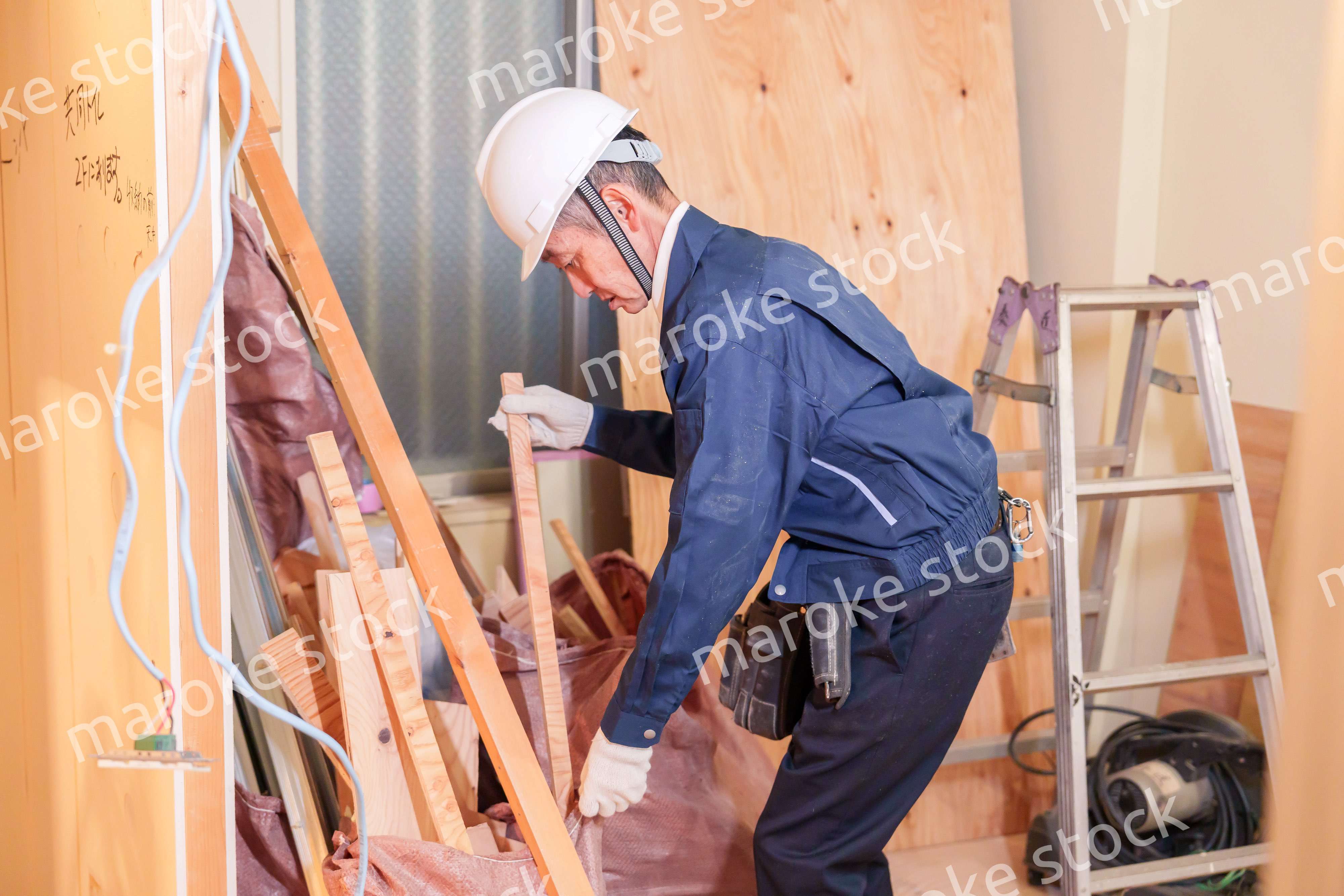 マンションのリフォーム現場で働く男性の大工