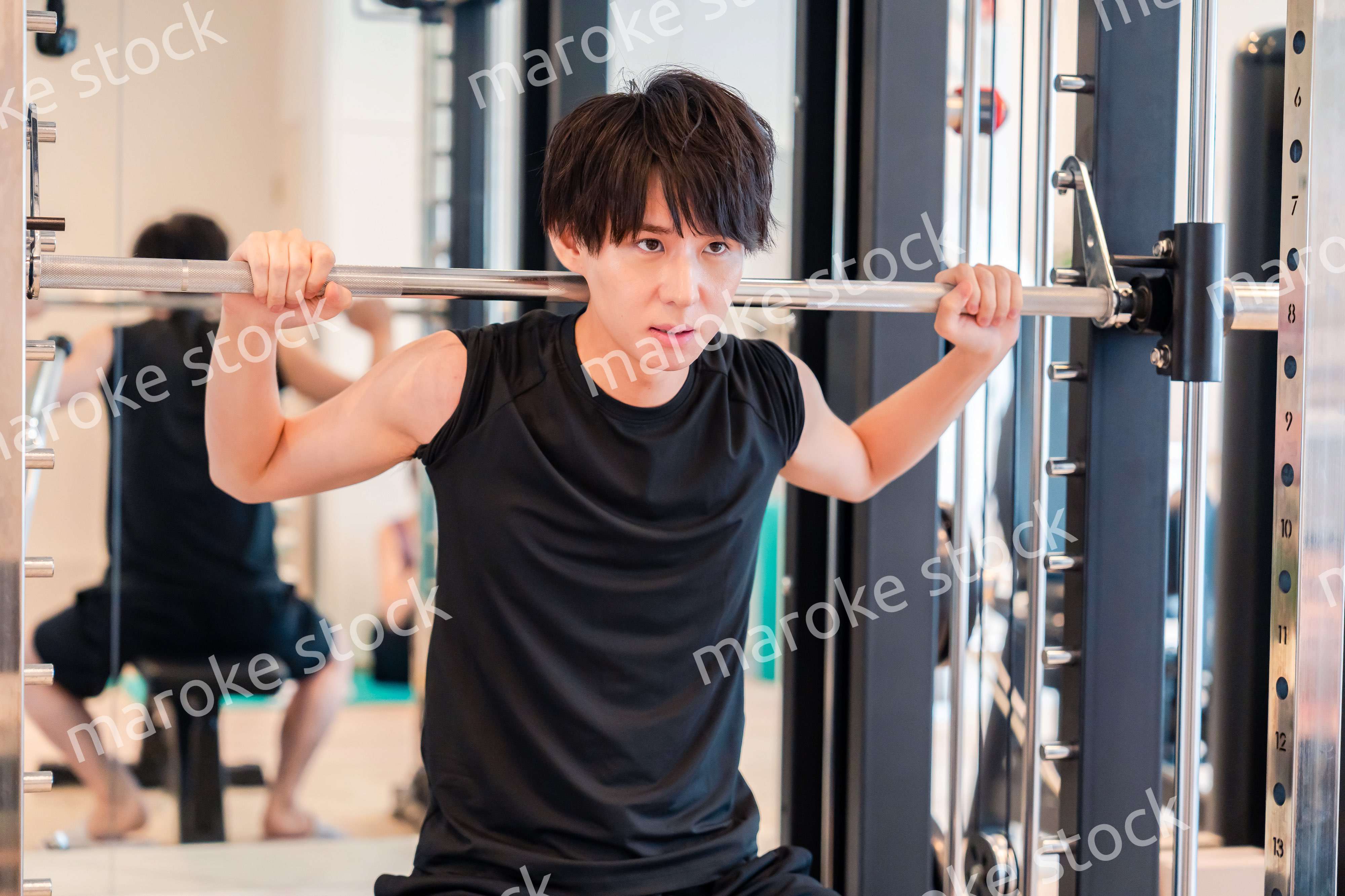 ジムで筋トレをする若い男性