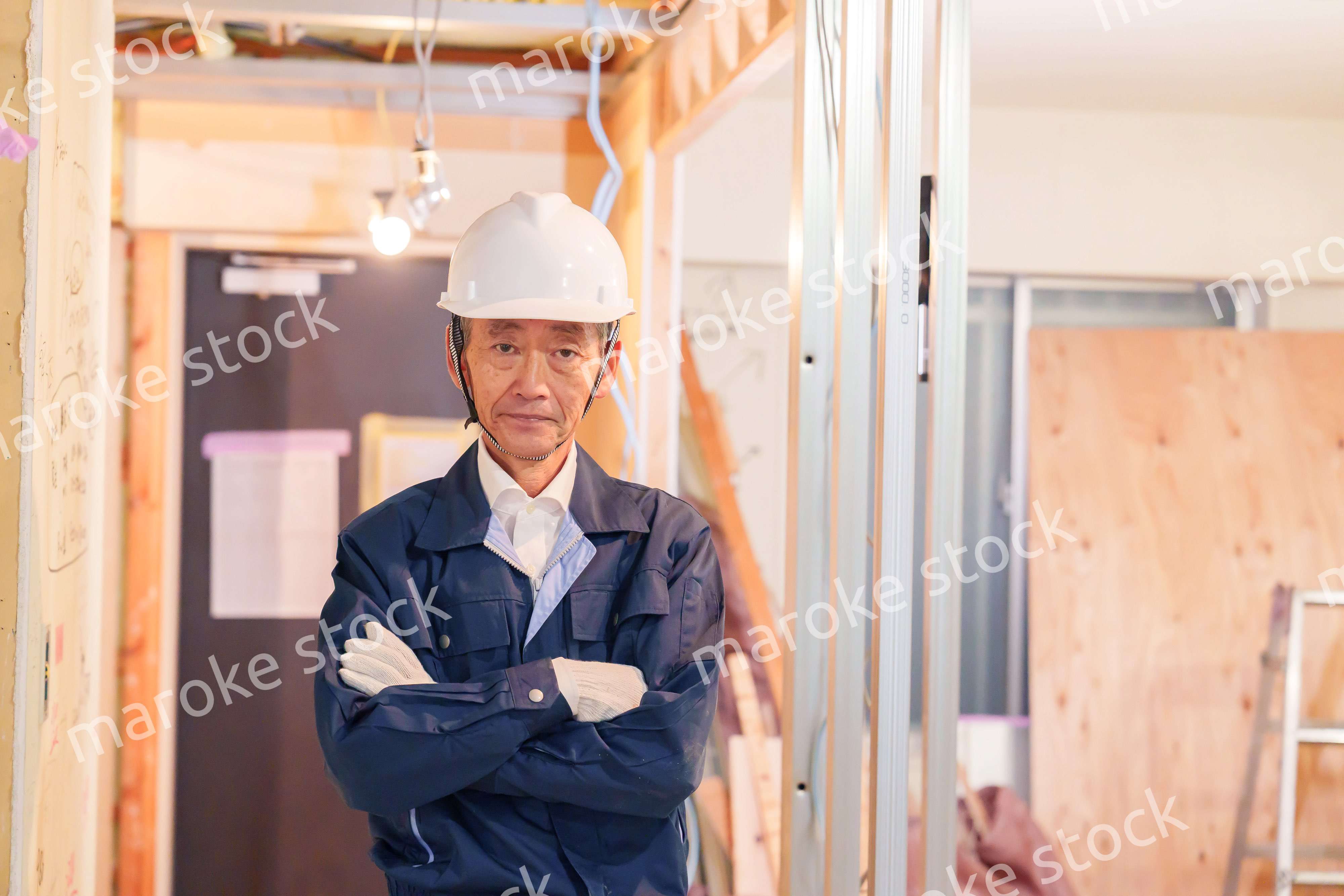 マンションのリフォーム現場で働く男性の大工