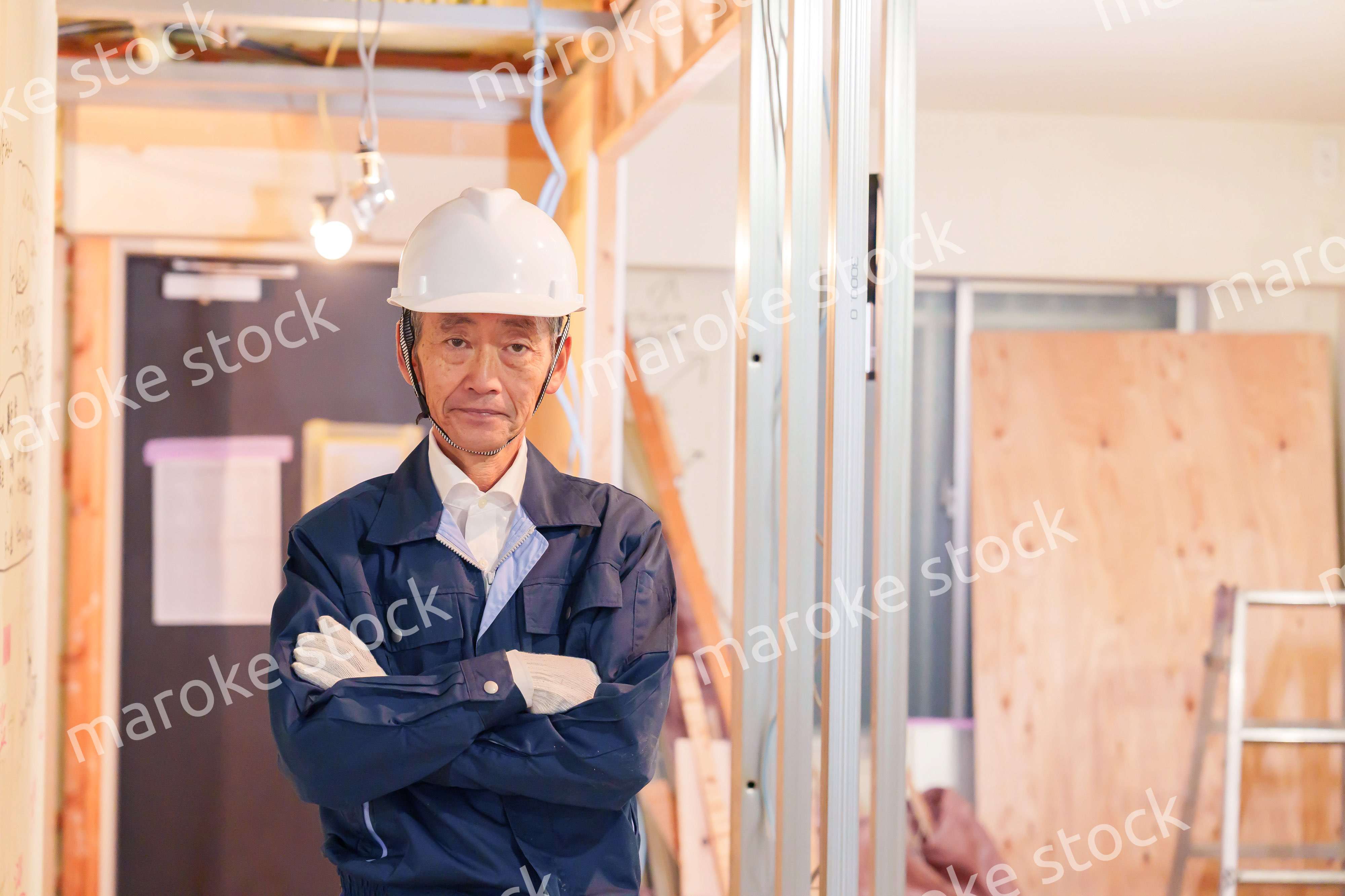 マンションのリフォーム現場で働く男性の大工