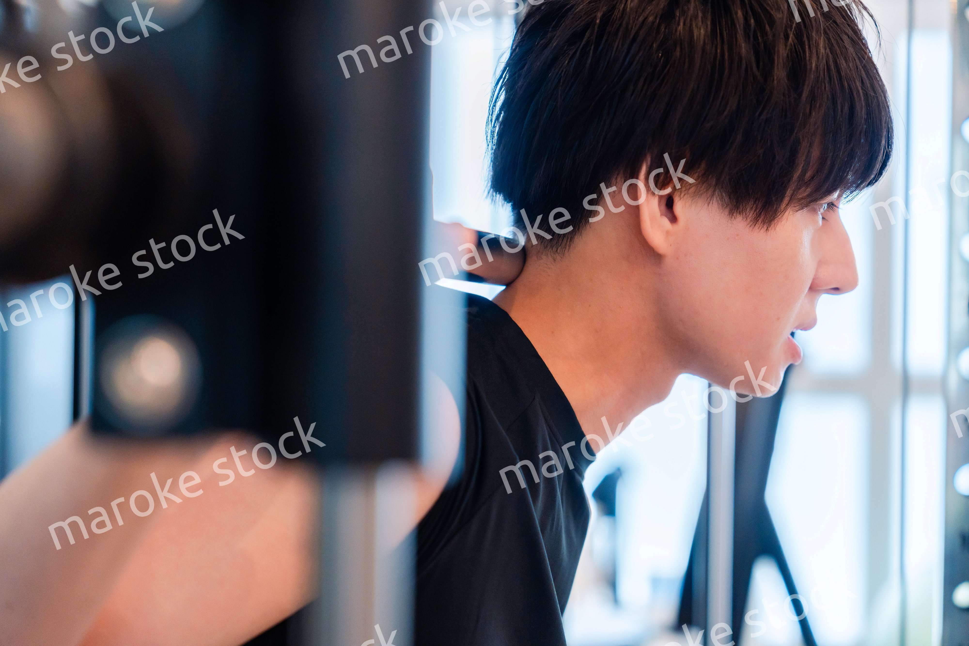 ジムで筋トレをする若い男性