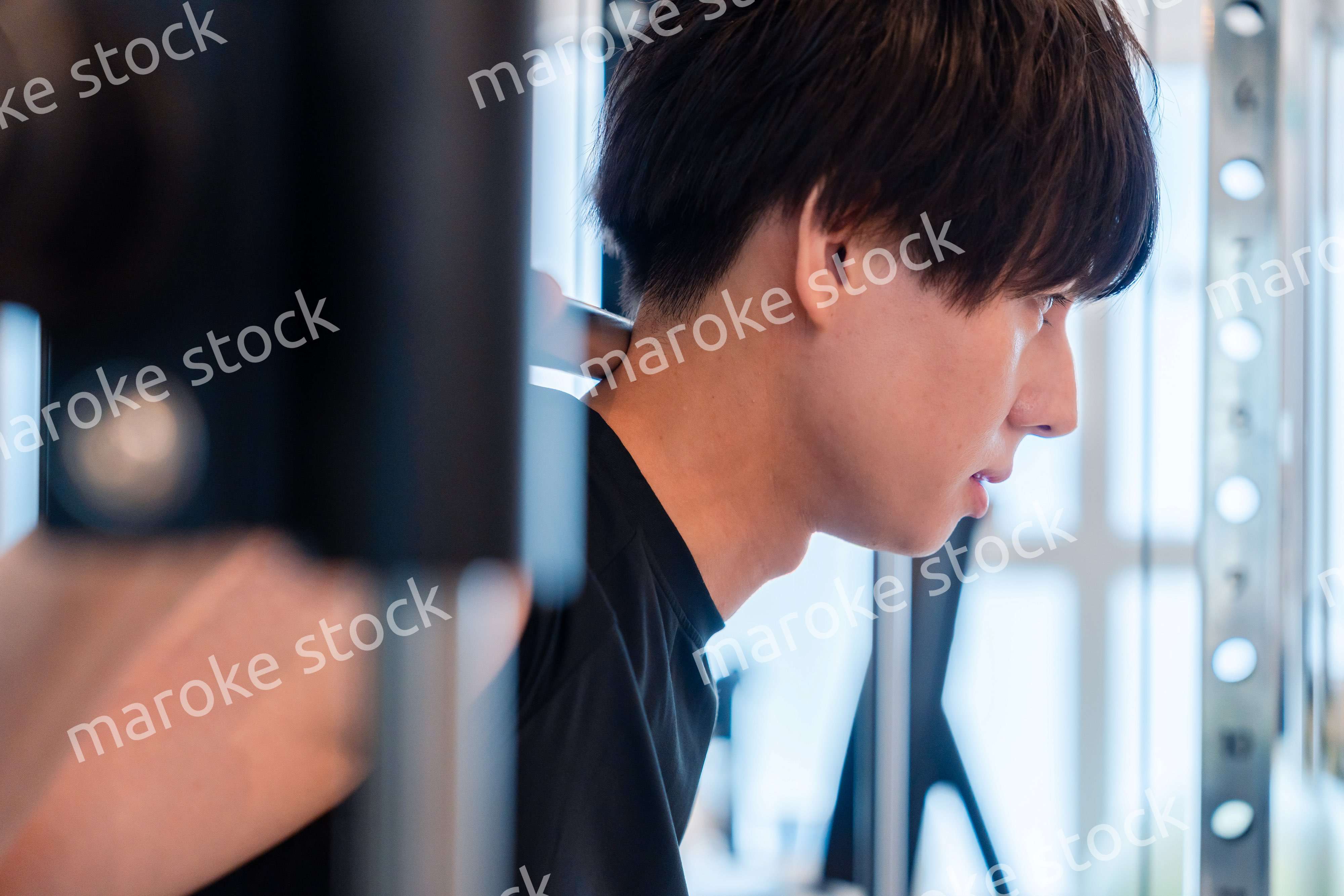 ジムで筋トレをする若い男性