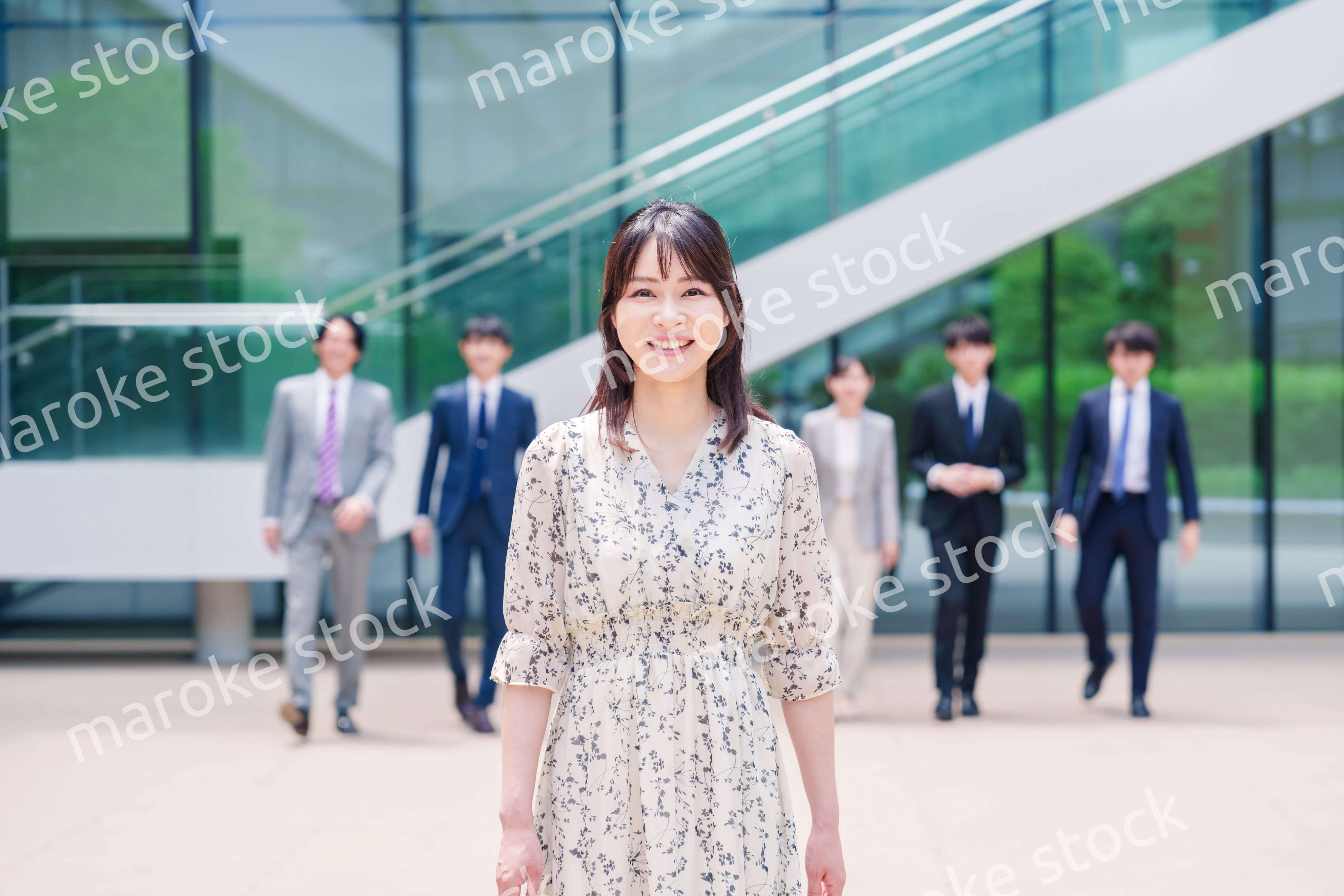 オフィスの外を笑顔で歩くキャリアウーマンと同僚