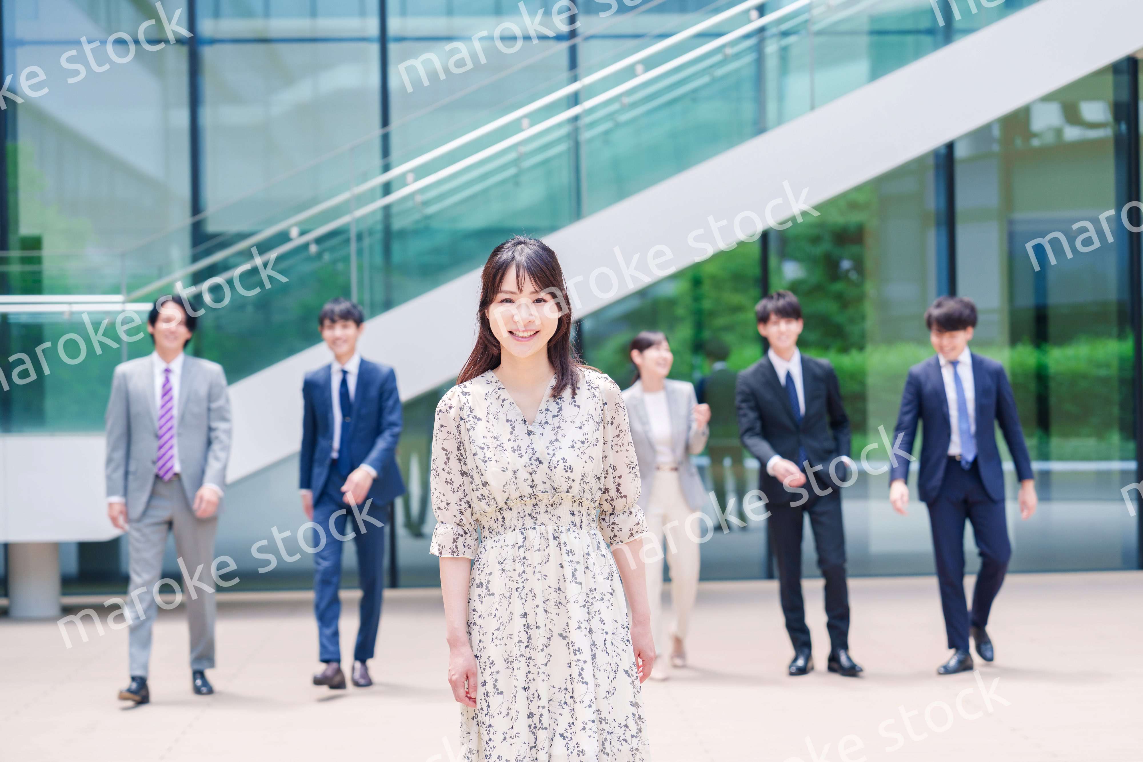 オフィスの外を笑顔で歩くキャリアウーマンと同僚