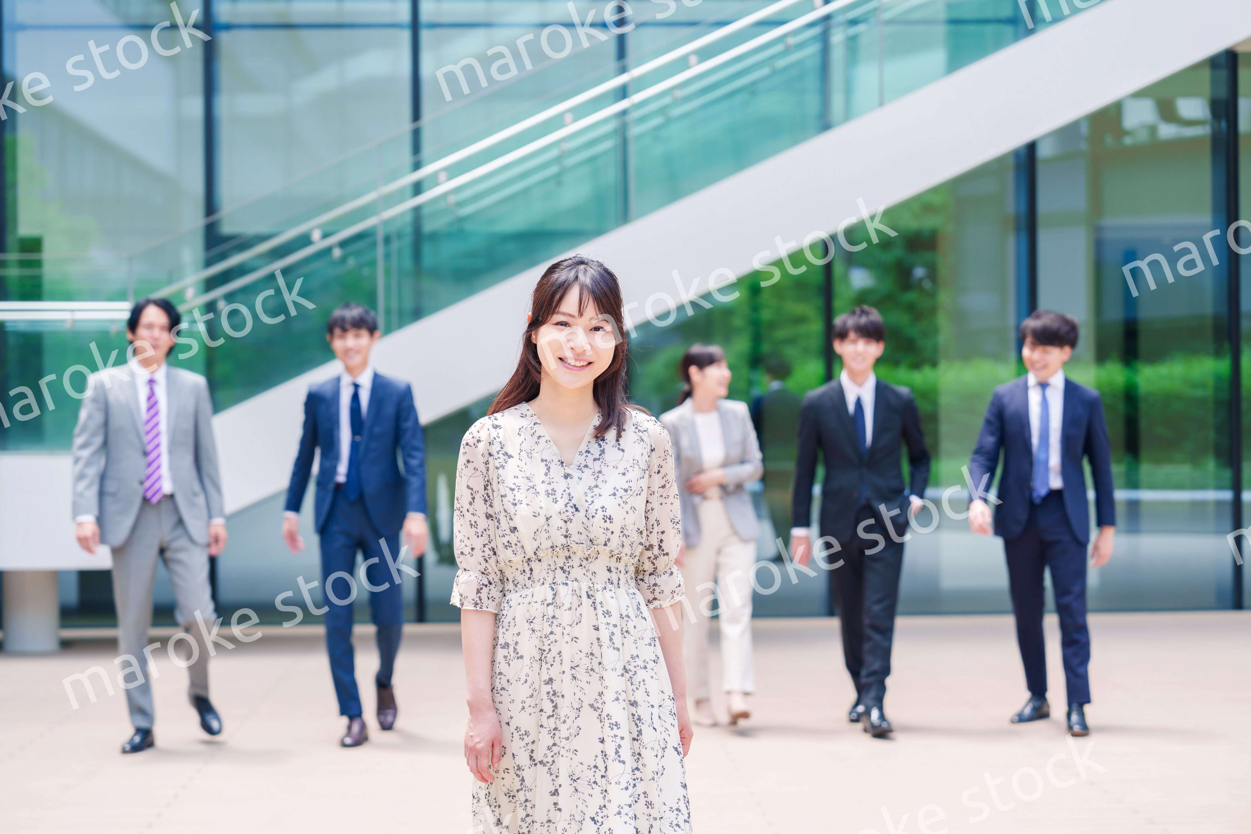 オフィスの外を笑顔で歩くキャリアウーマンと同僚