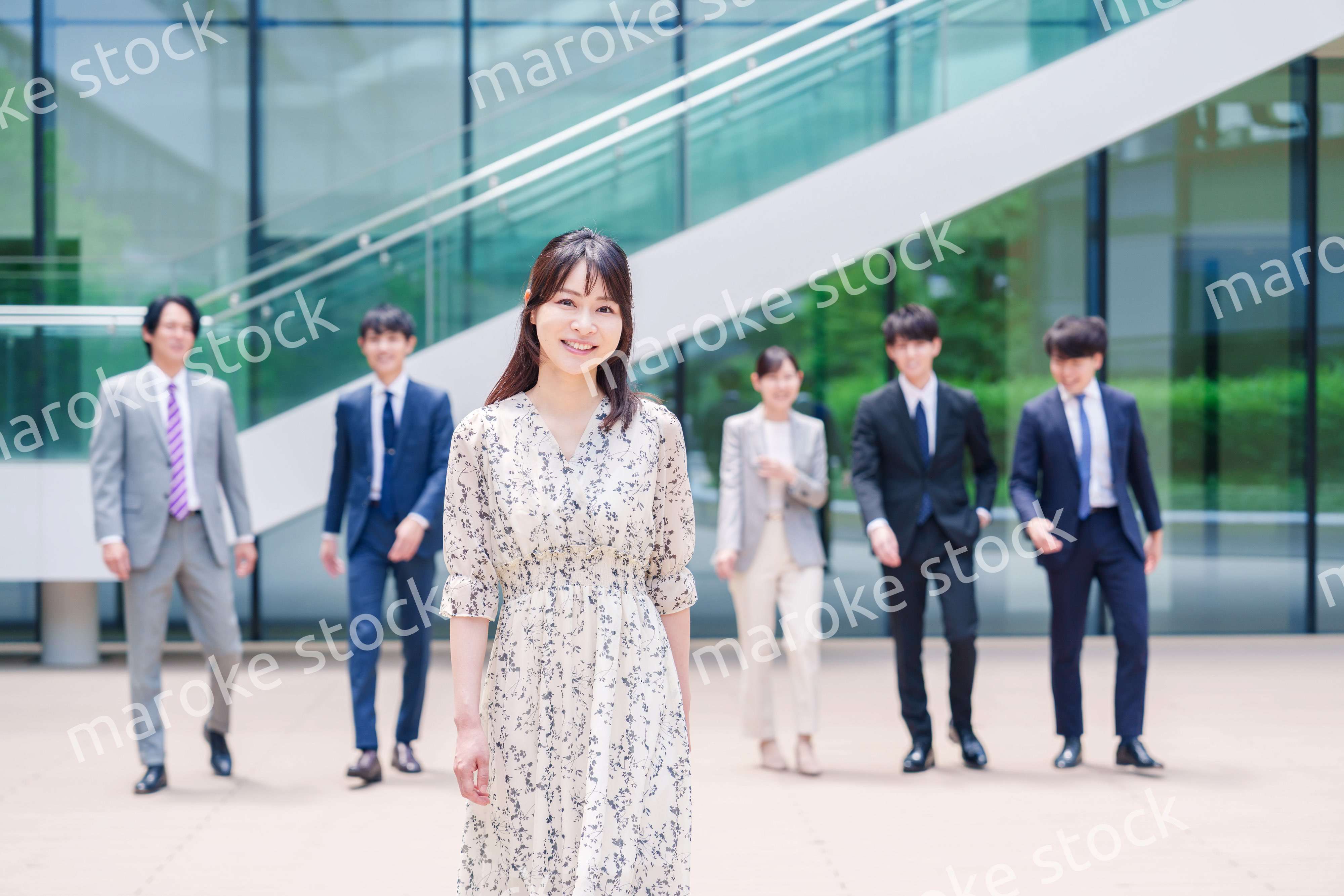オフィスの外を笑顔で歩くキャリアウーマンと同僚