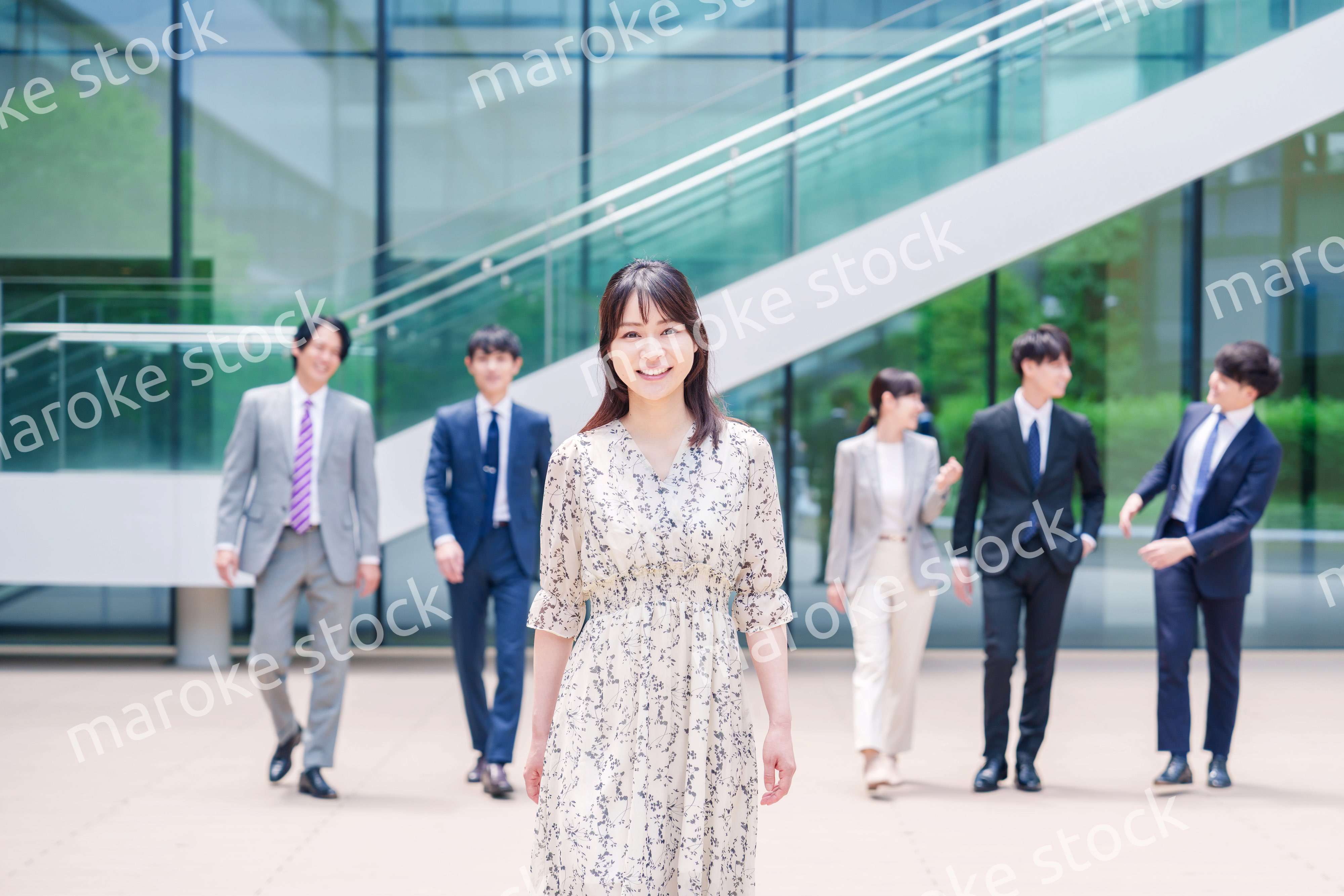 オフィスの外を笑顔で歩くキャリアウーマンと同僚