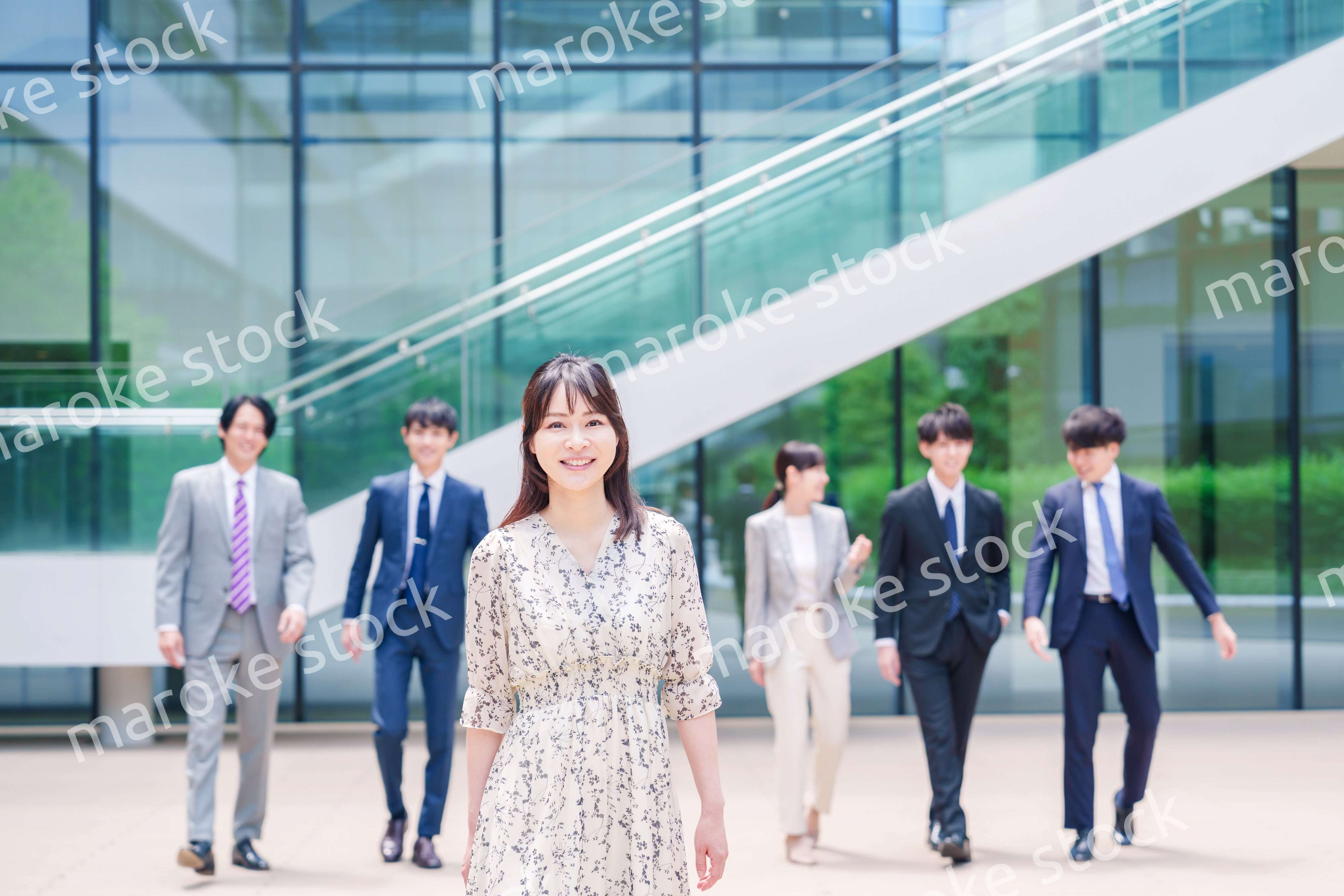 オフィスの外を笑顔で歩くキャリアウーマンと同僚