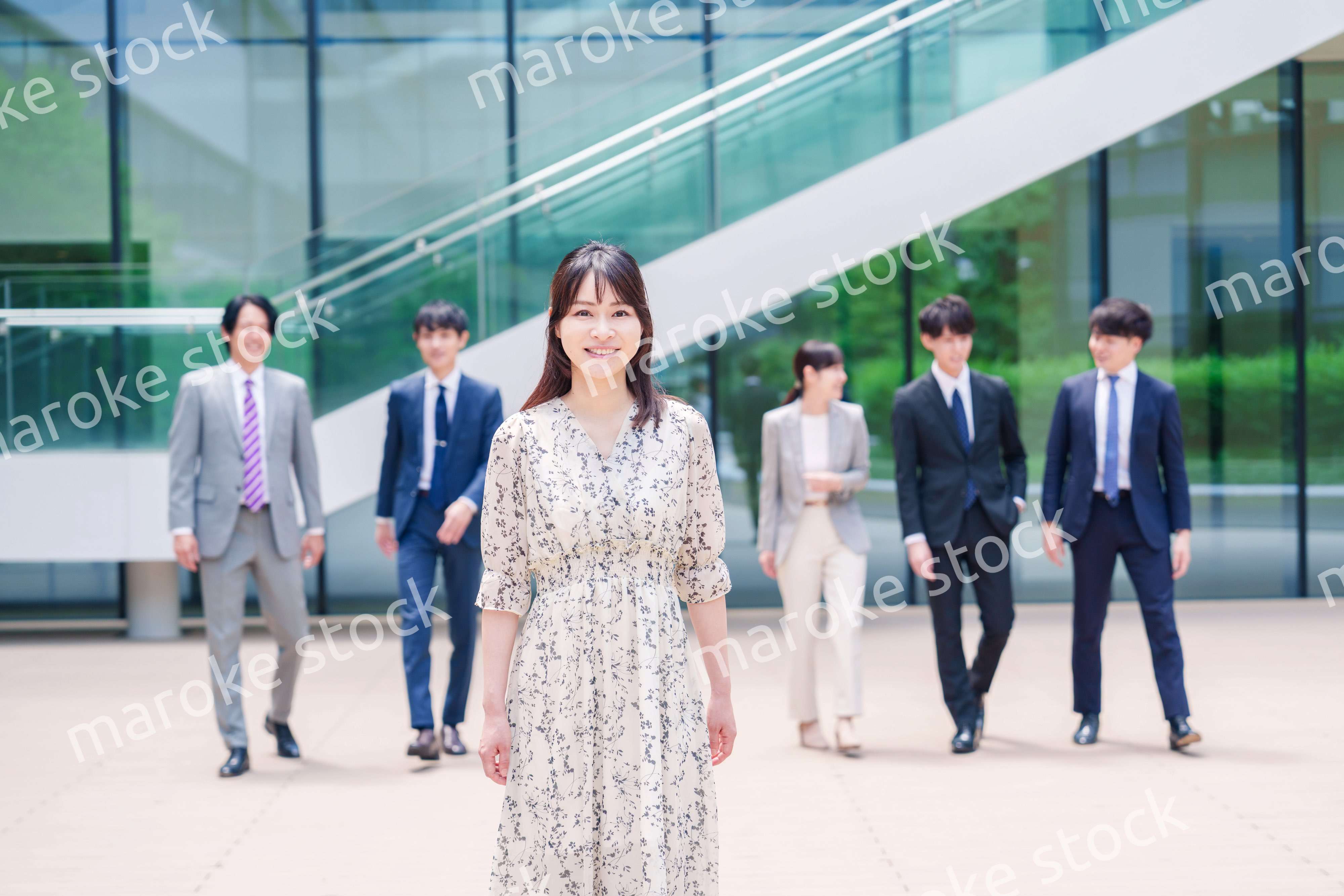 オフィスの外を笑顔で歩くキャリアウーマンと同僚
