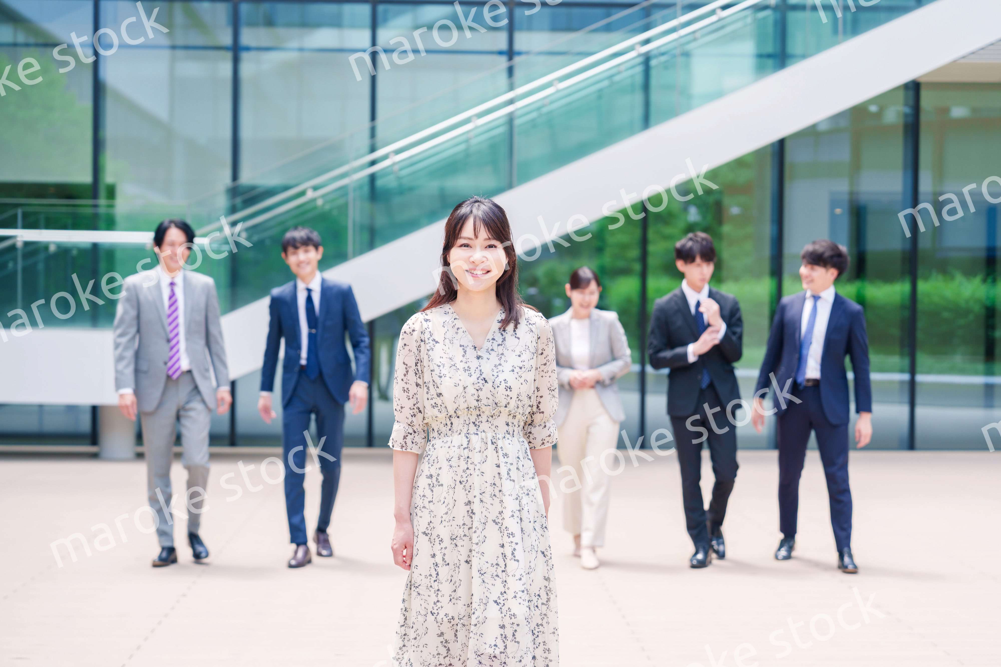 オフィスの外を笑顔で歩くキャリアウーマンと同僚