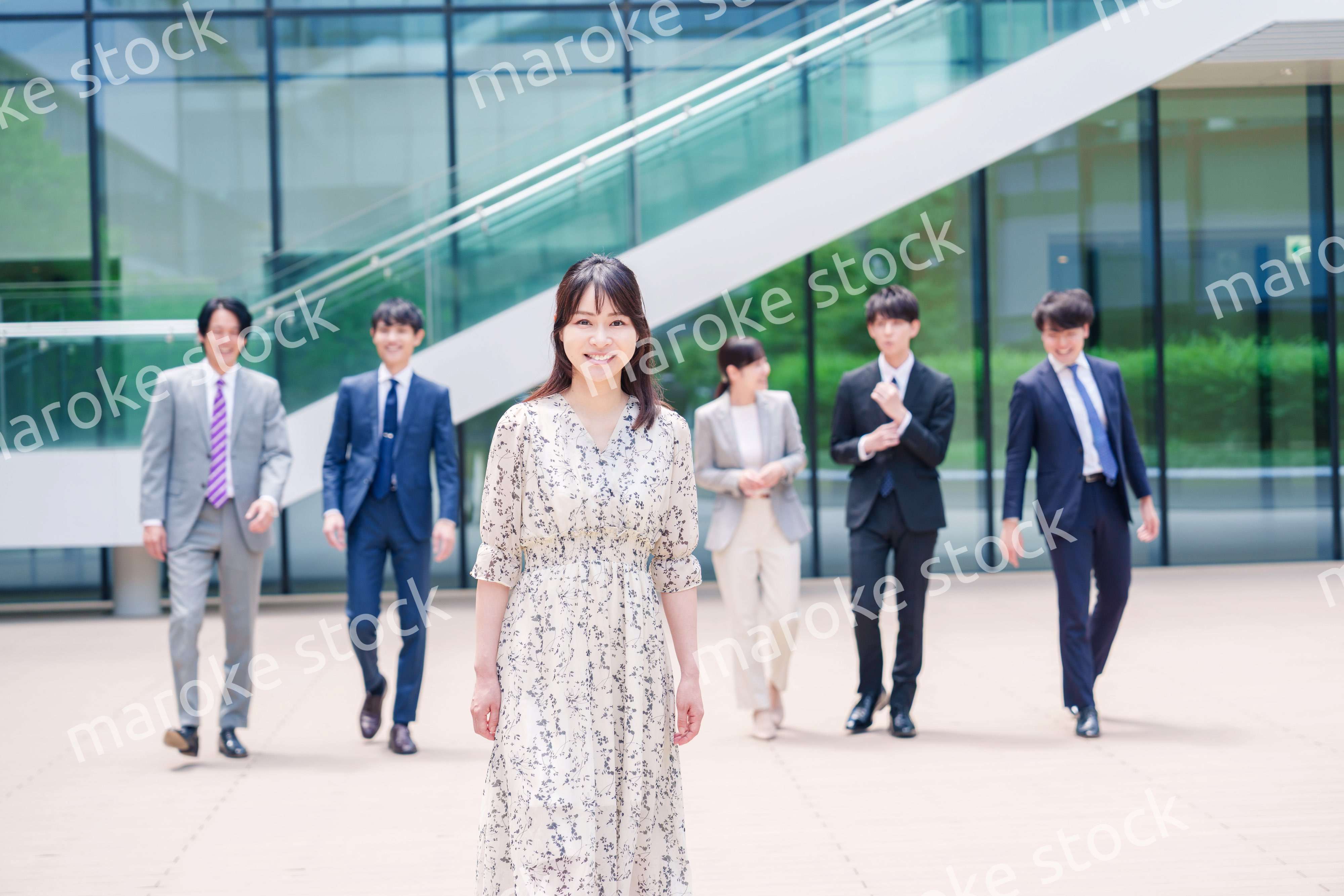 オフィスの外を笑顔で歩くキャリアウーマンと同僚