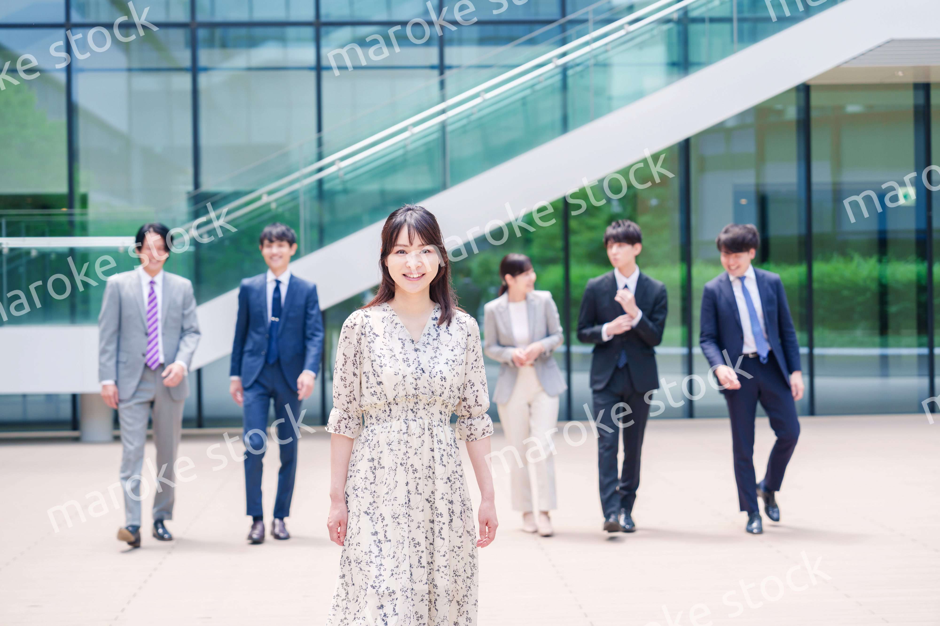 オフィスの外を笑顔で歩くキャリアウーマンと同僚