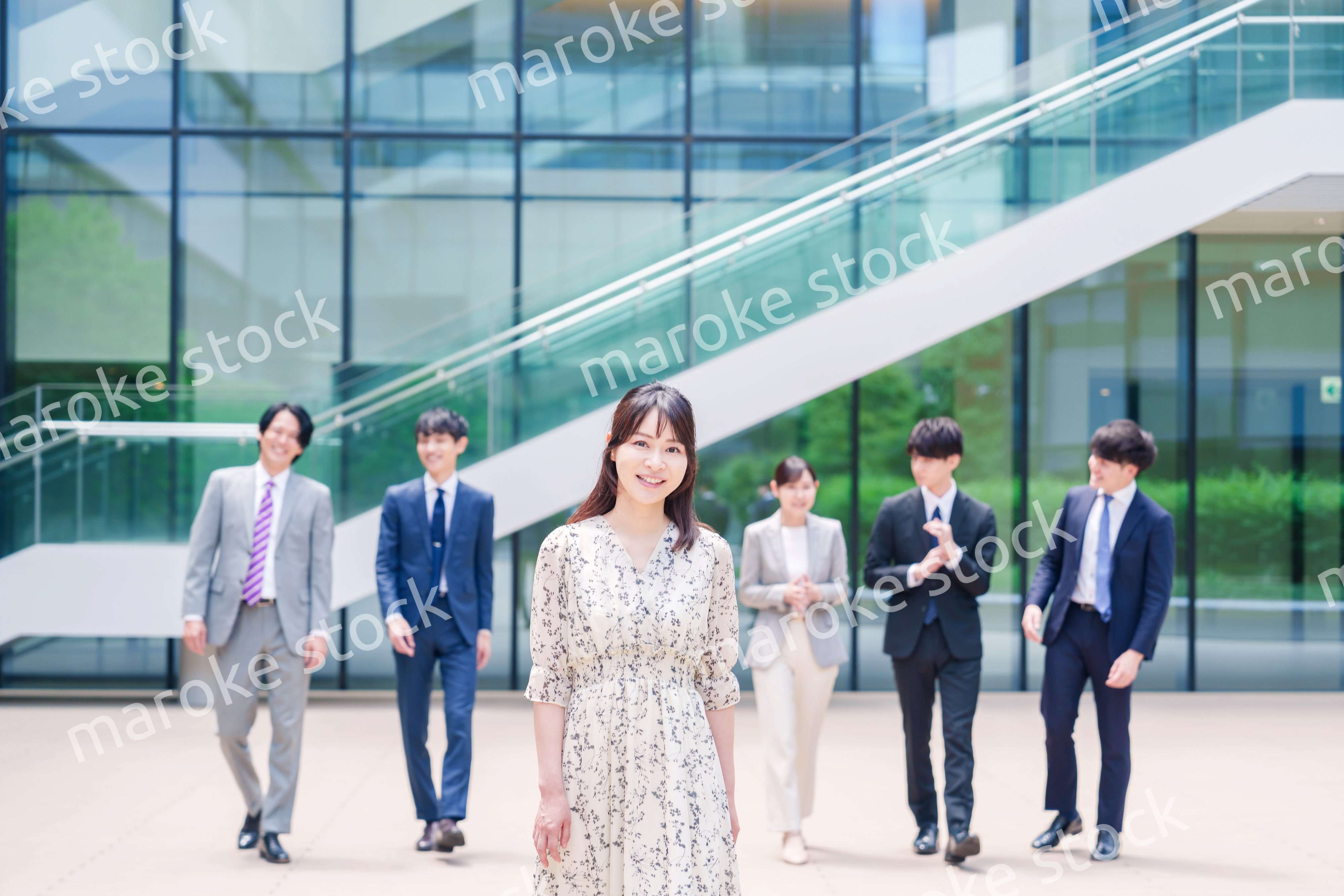 オフィスの外を笑顔で歩くキャリアウーマンと同僚