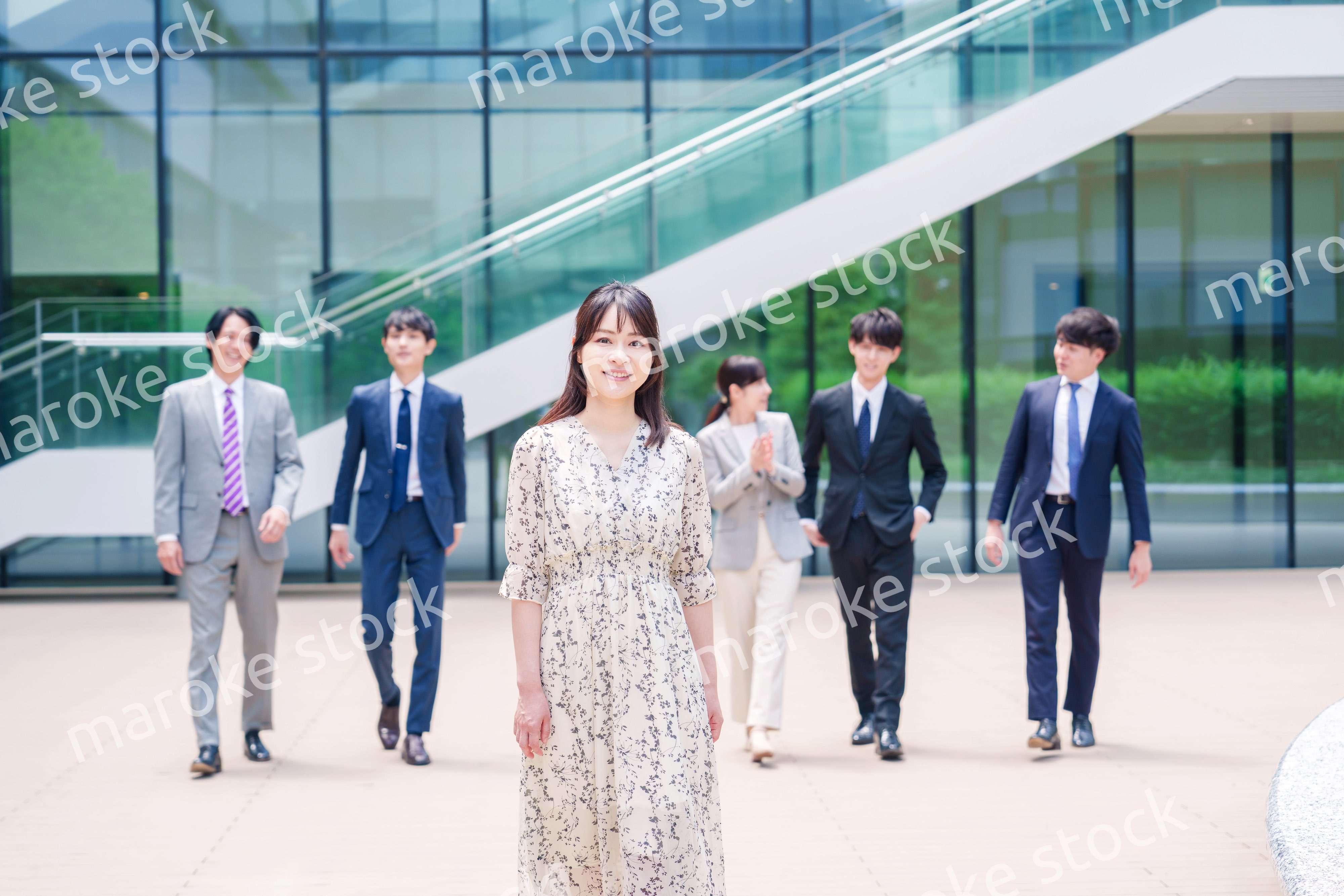 オフィスの外を笑顔で歩くキャリアウーマンと同僚