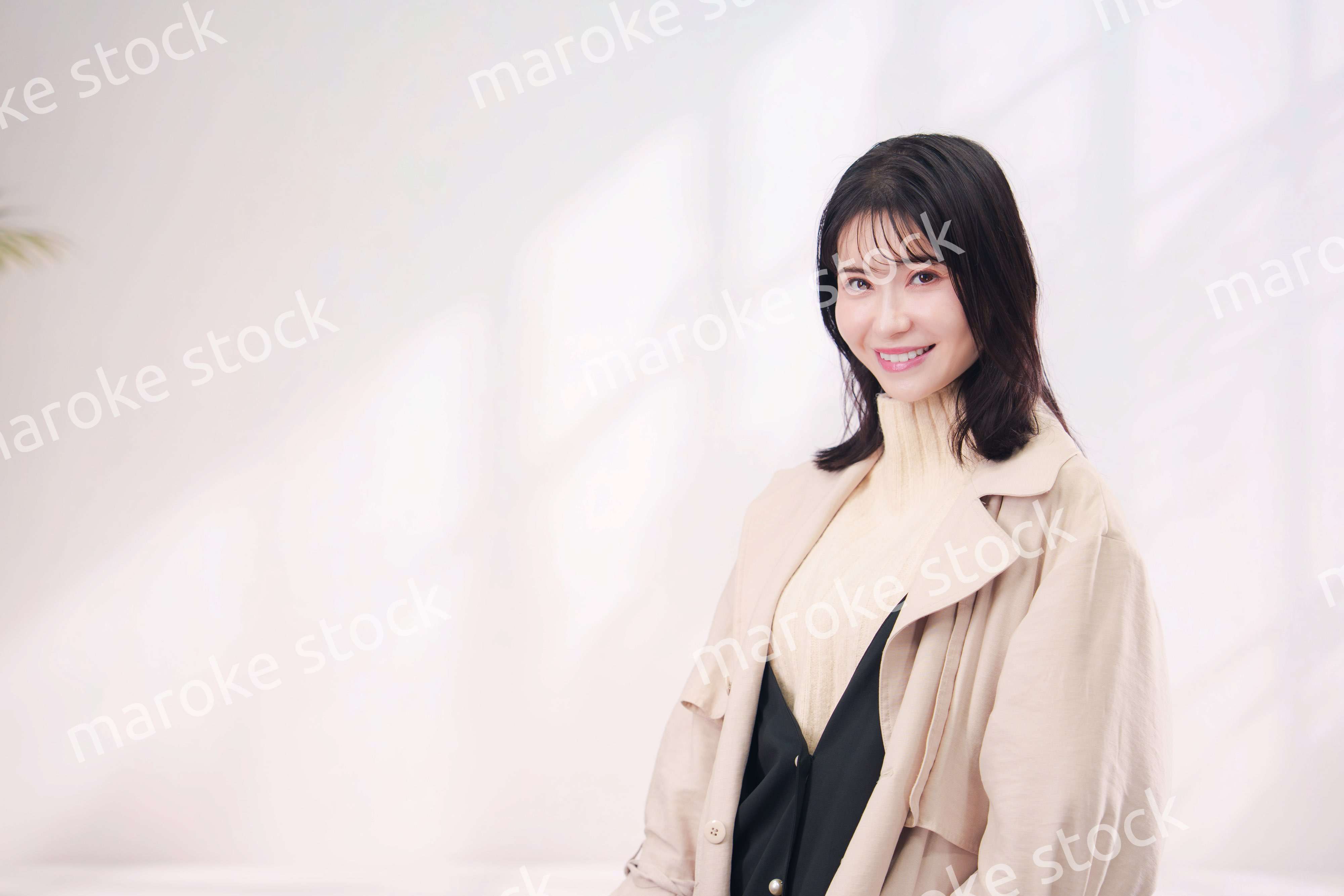 ハイネックのニットを着た若い女性