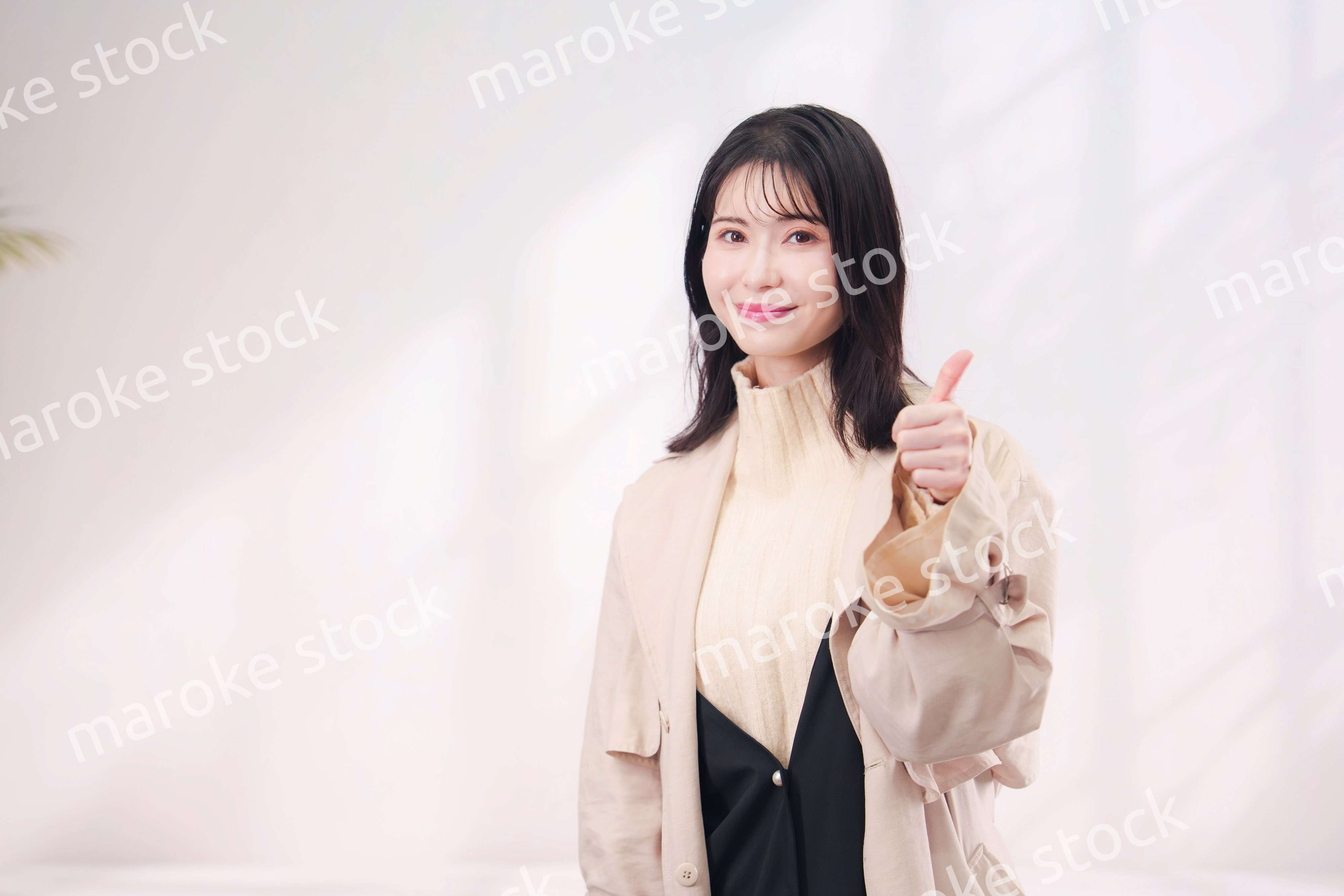 ハイネックのニットを着た若い女性