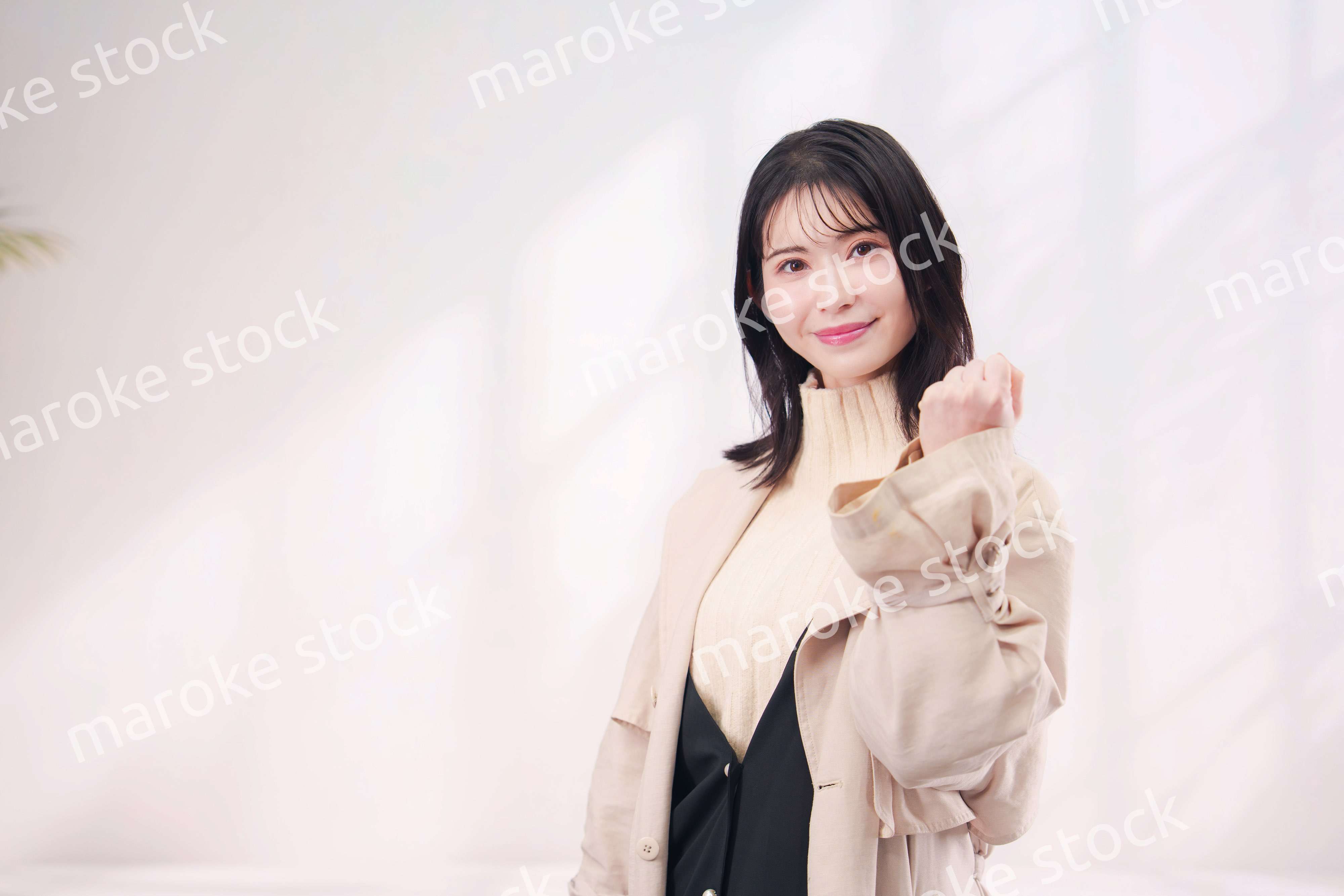 ハイネックのニットを着た若い女性