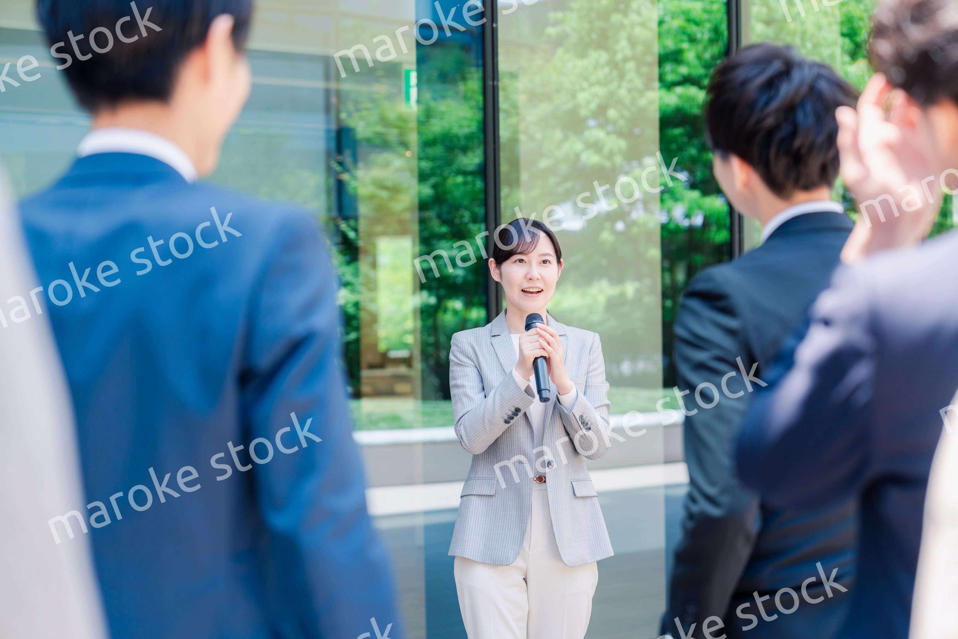 マイクを使って話す女性