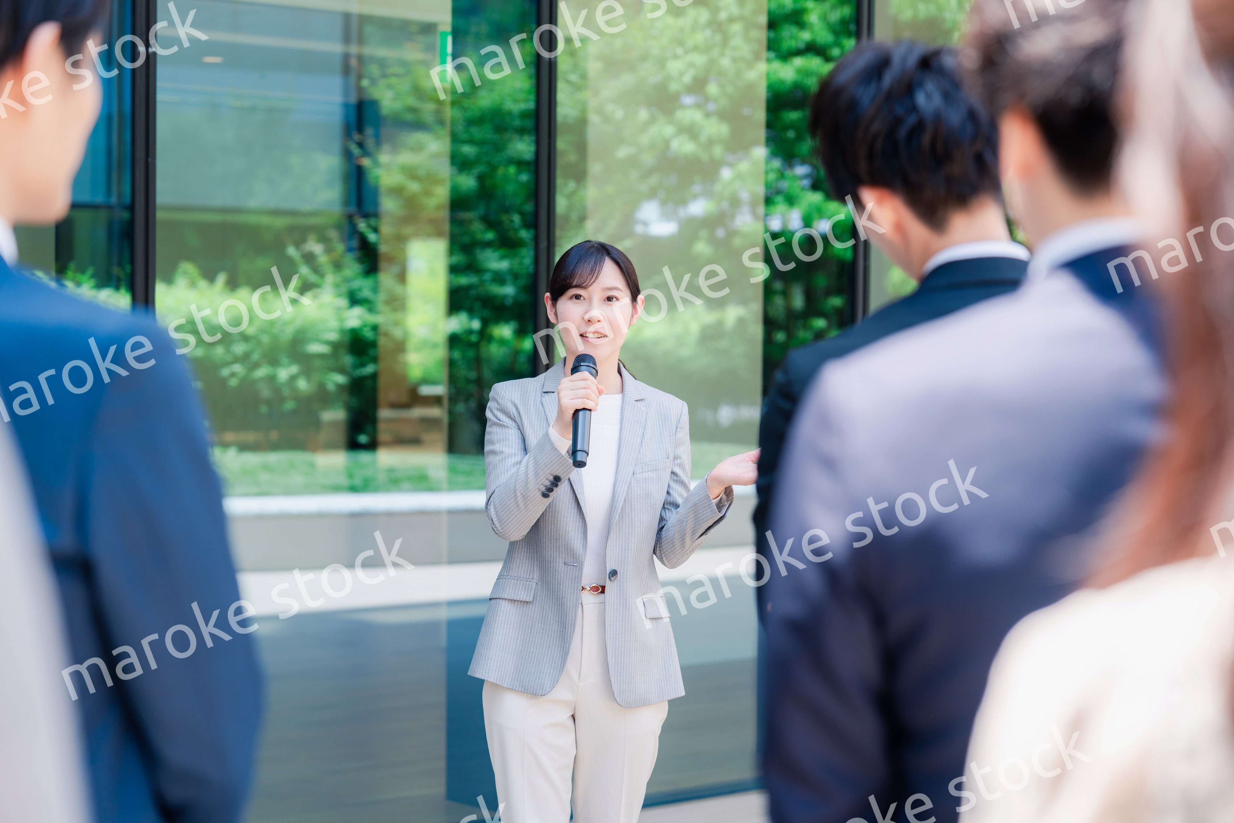 マイクを使って話す女性