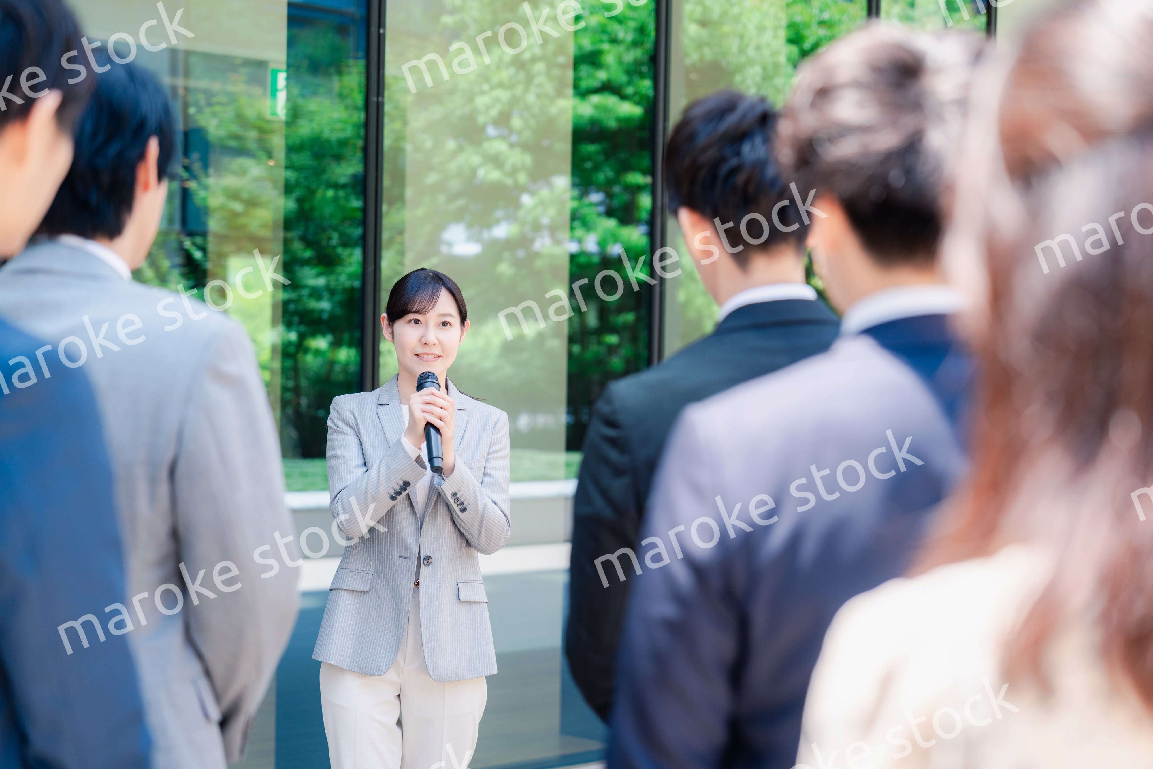 マイクを使って話す女性