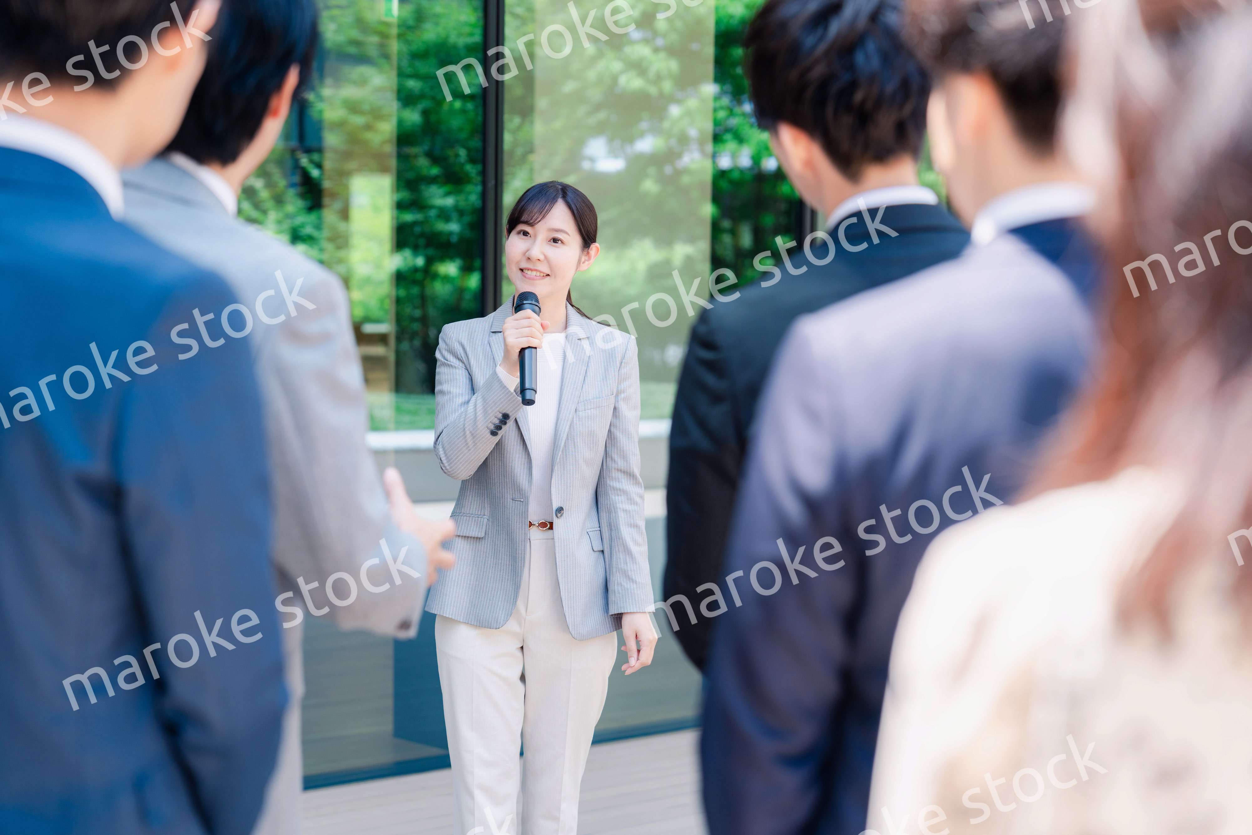 マイクを使って話す女性