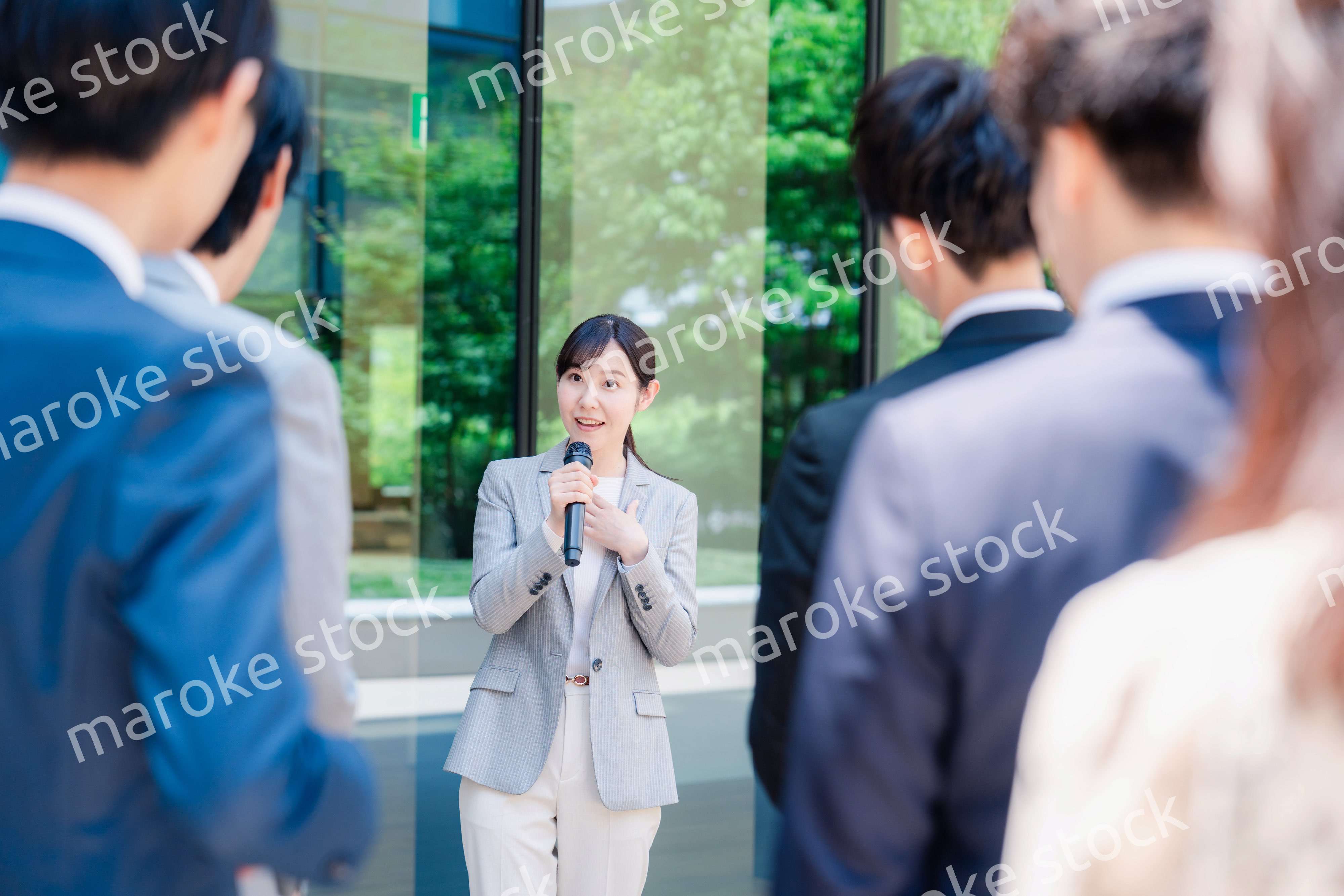 マイクを使って話す女性