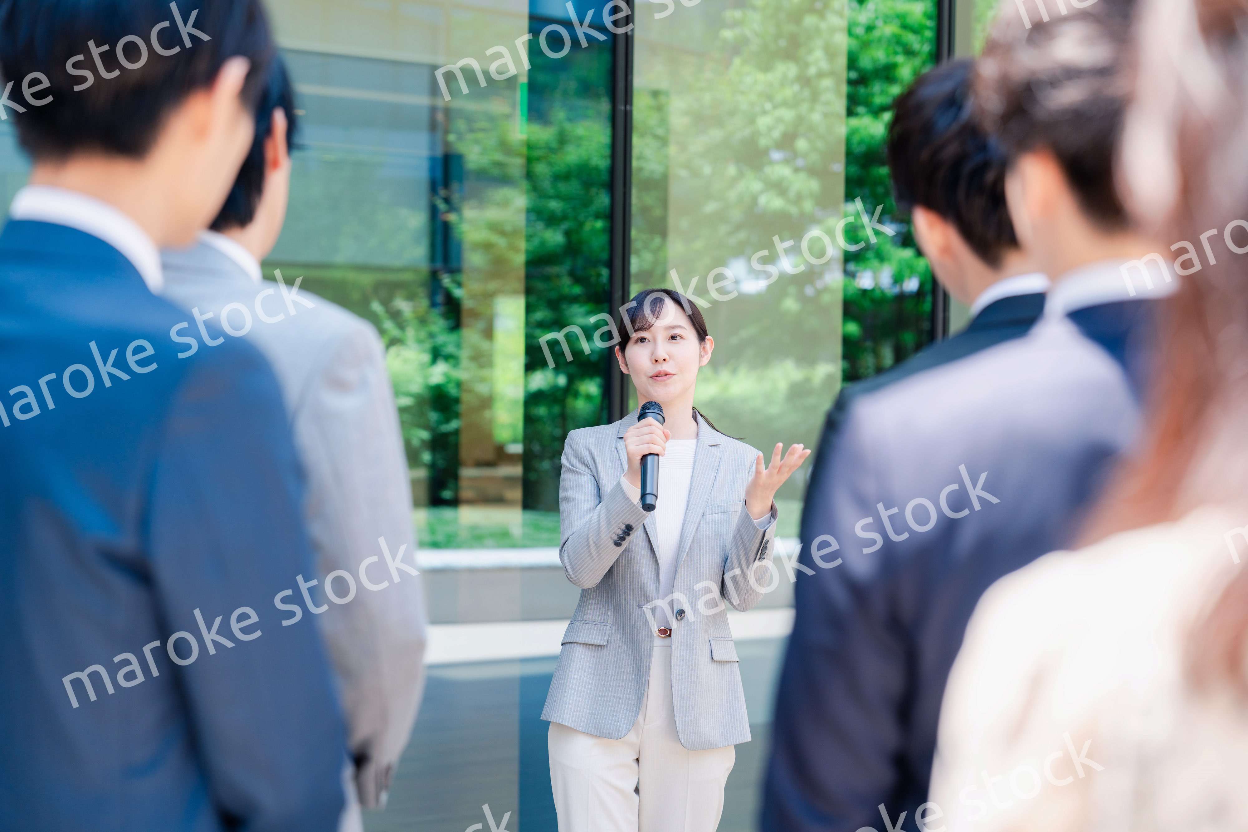 マイクを使って話す女性