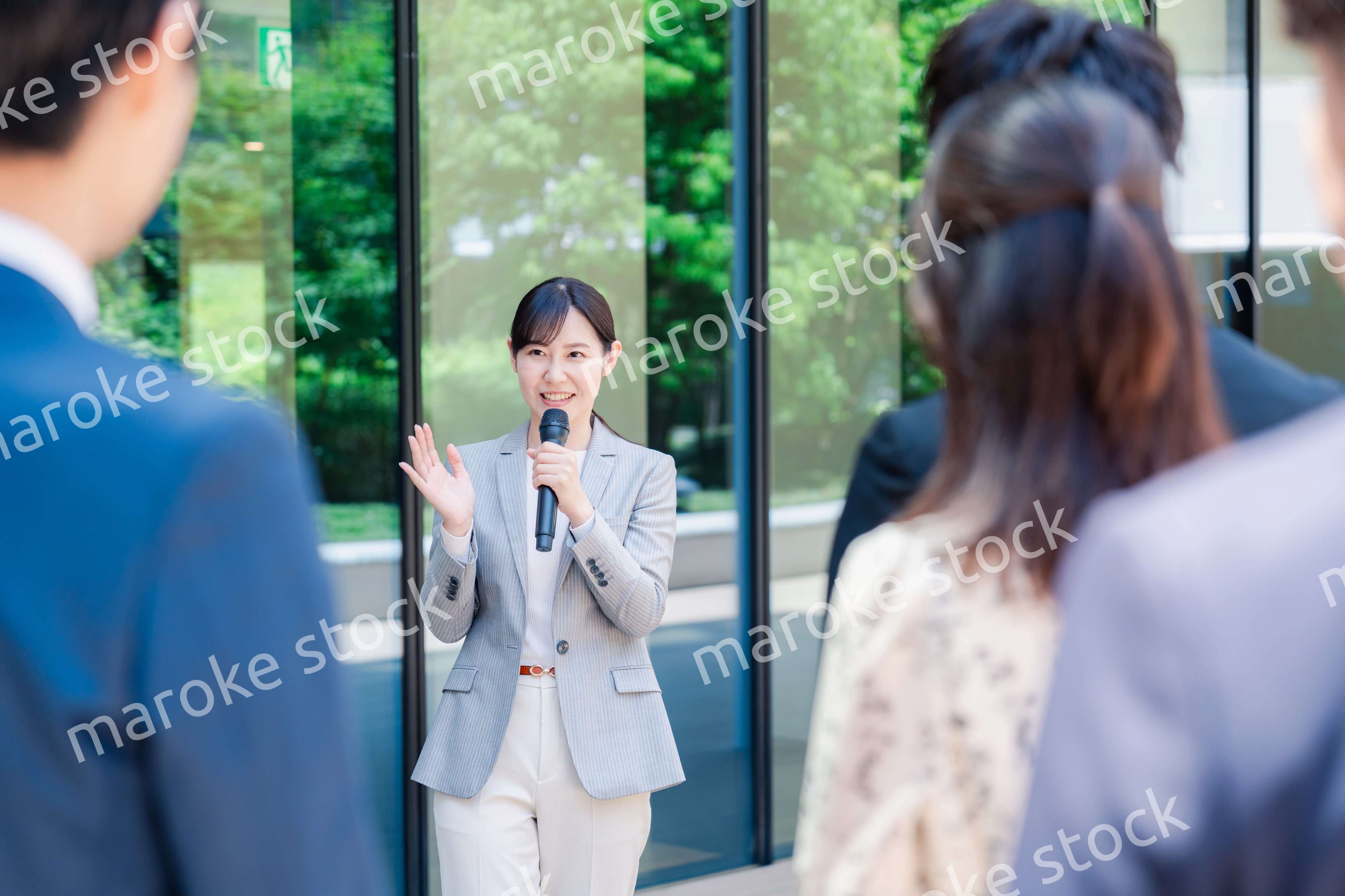 マイクを使って話す女性