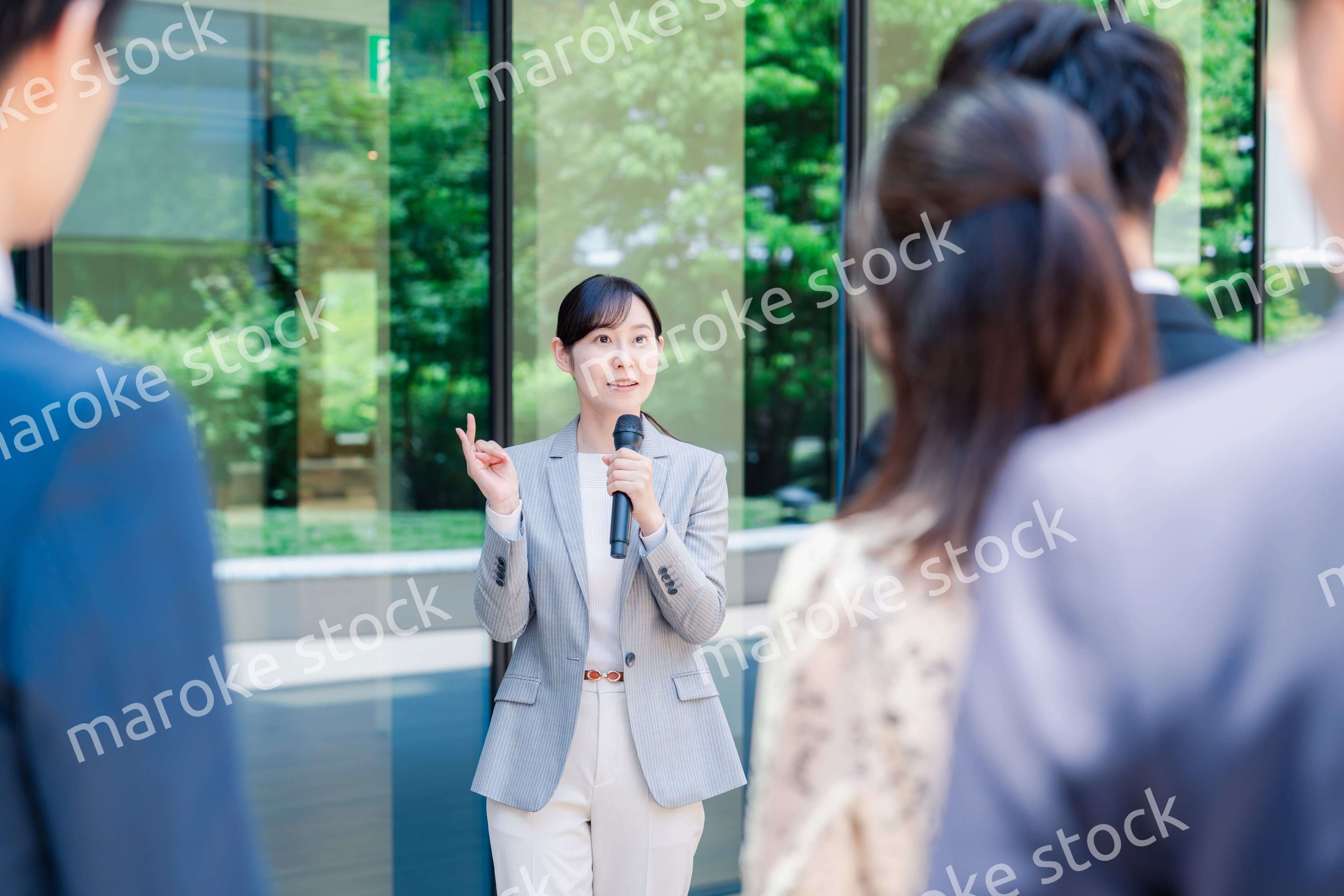 マイクを使って話す女性