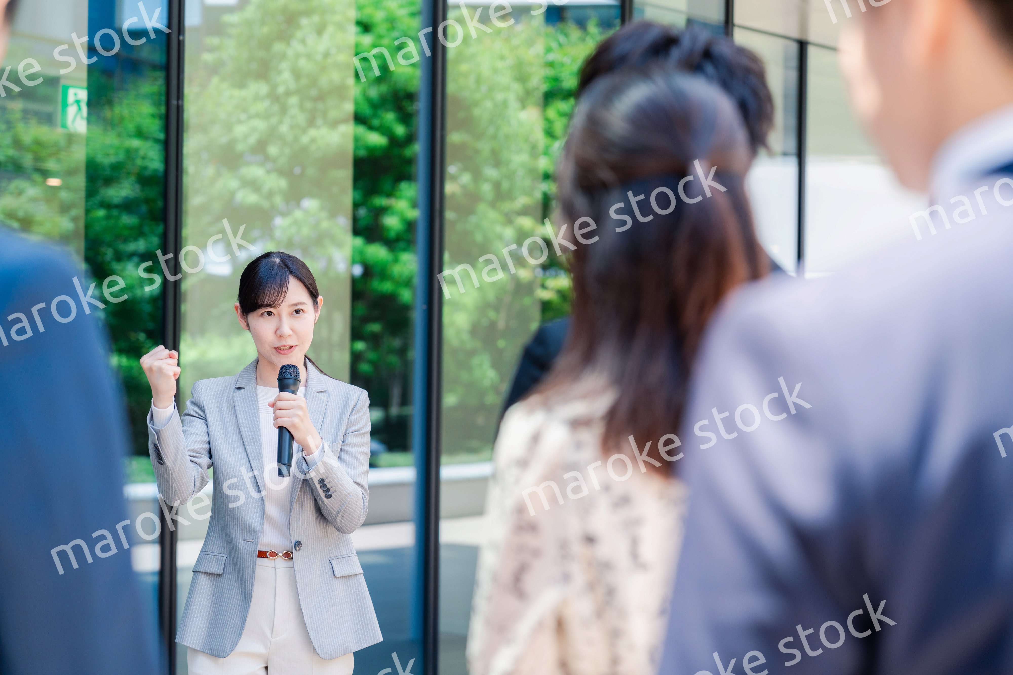 マイクを使って話す女性