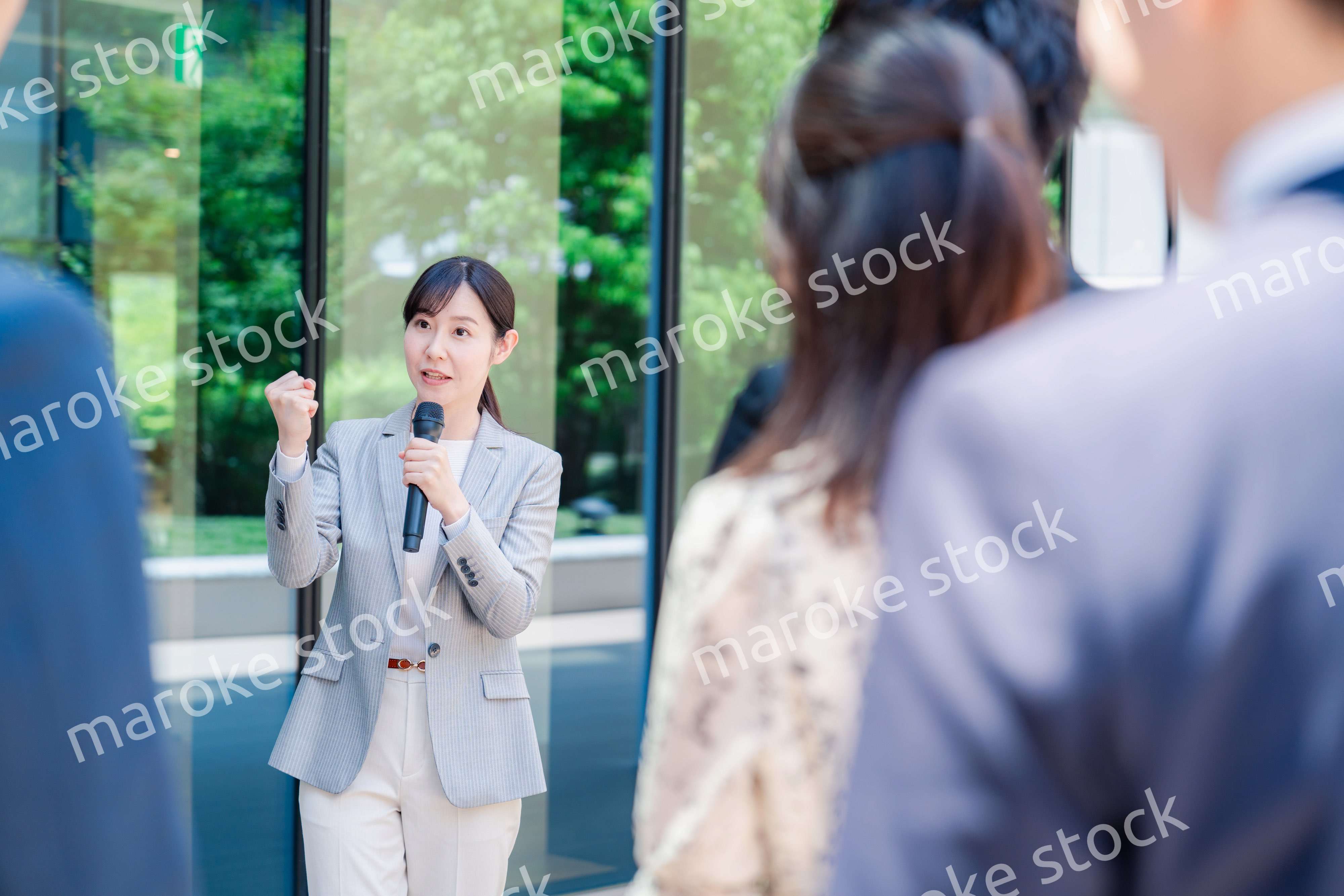 マイクを使って話す女性