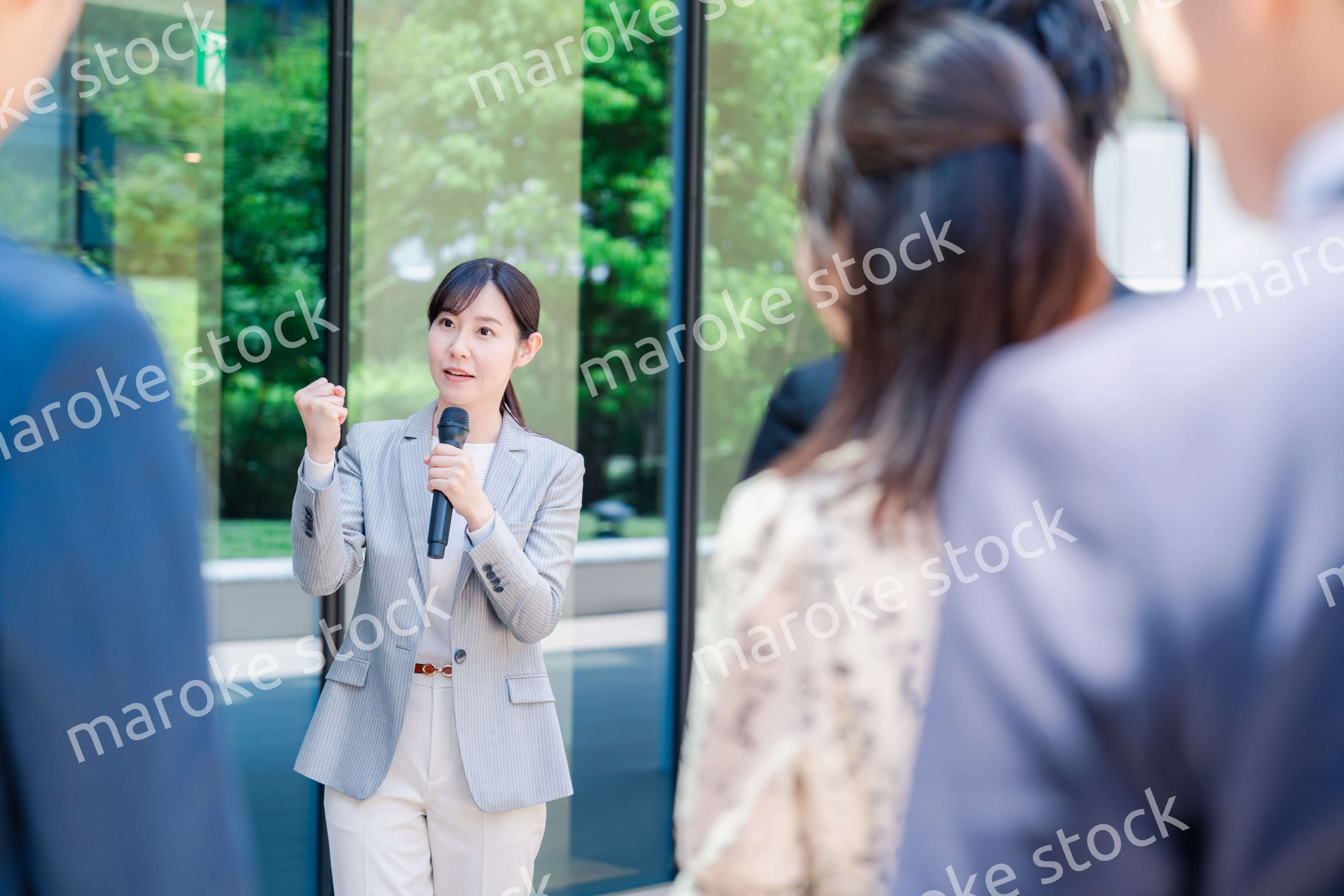 マイクを使って話す女性