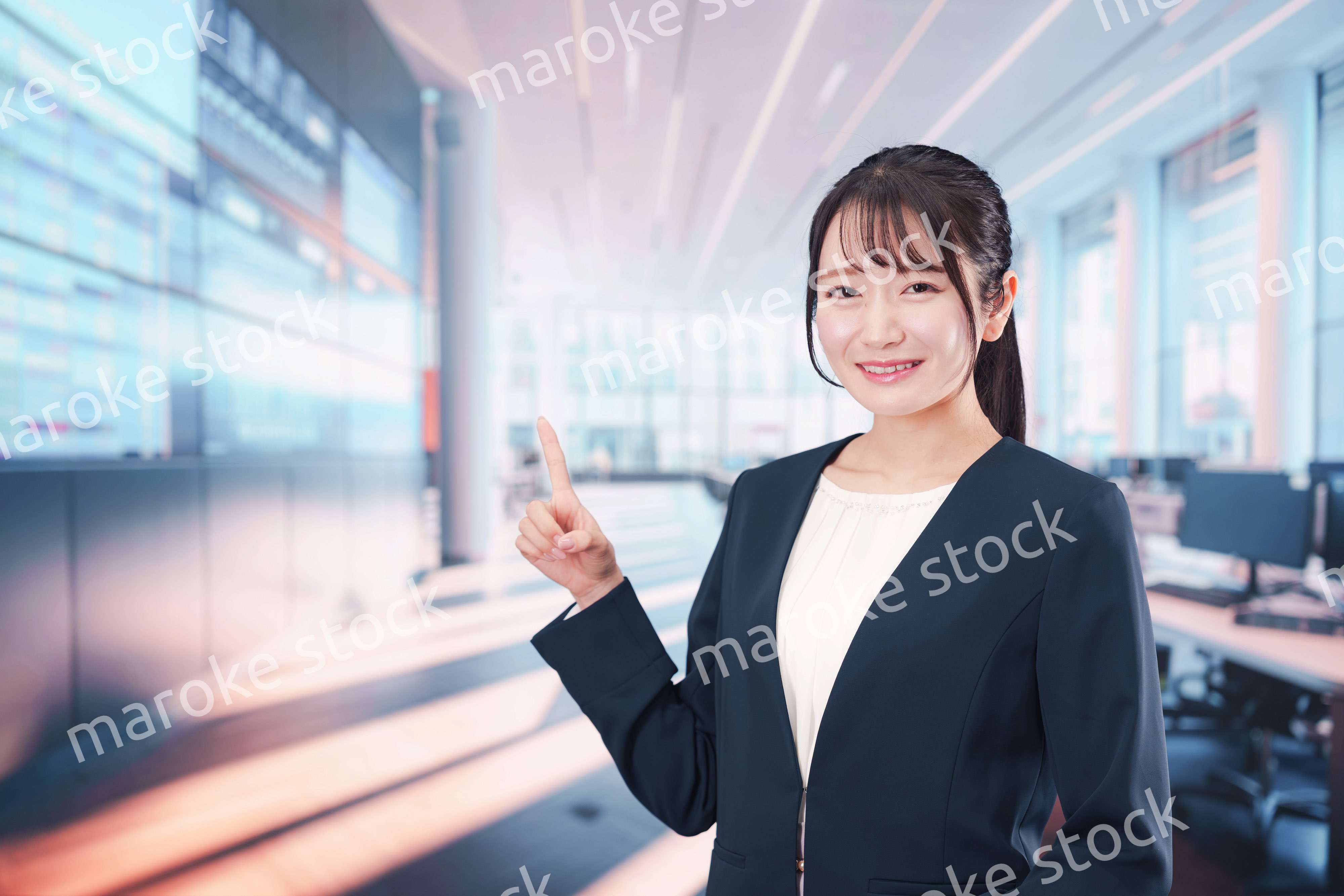 オフィスで働く笑顔の若い女性