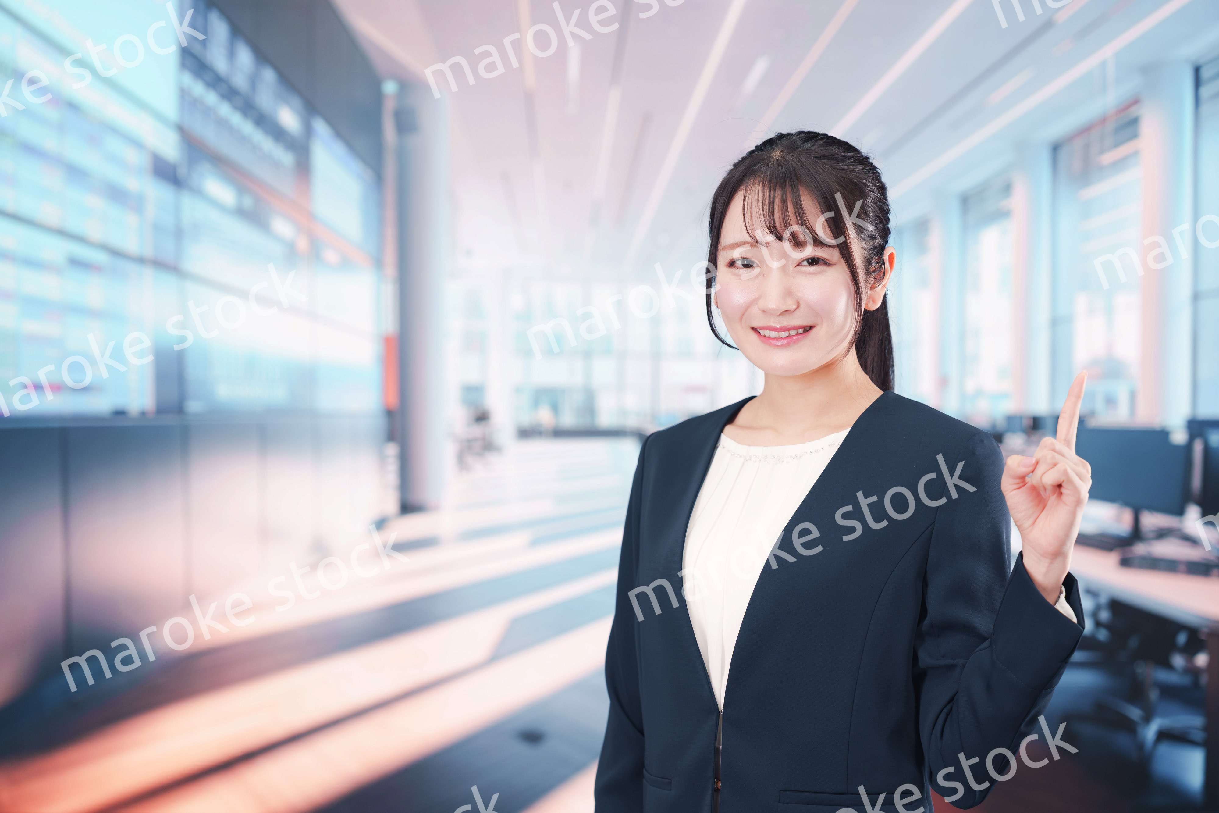 オフィスで働く笑顔の若い女性