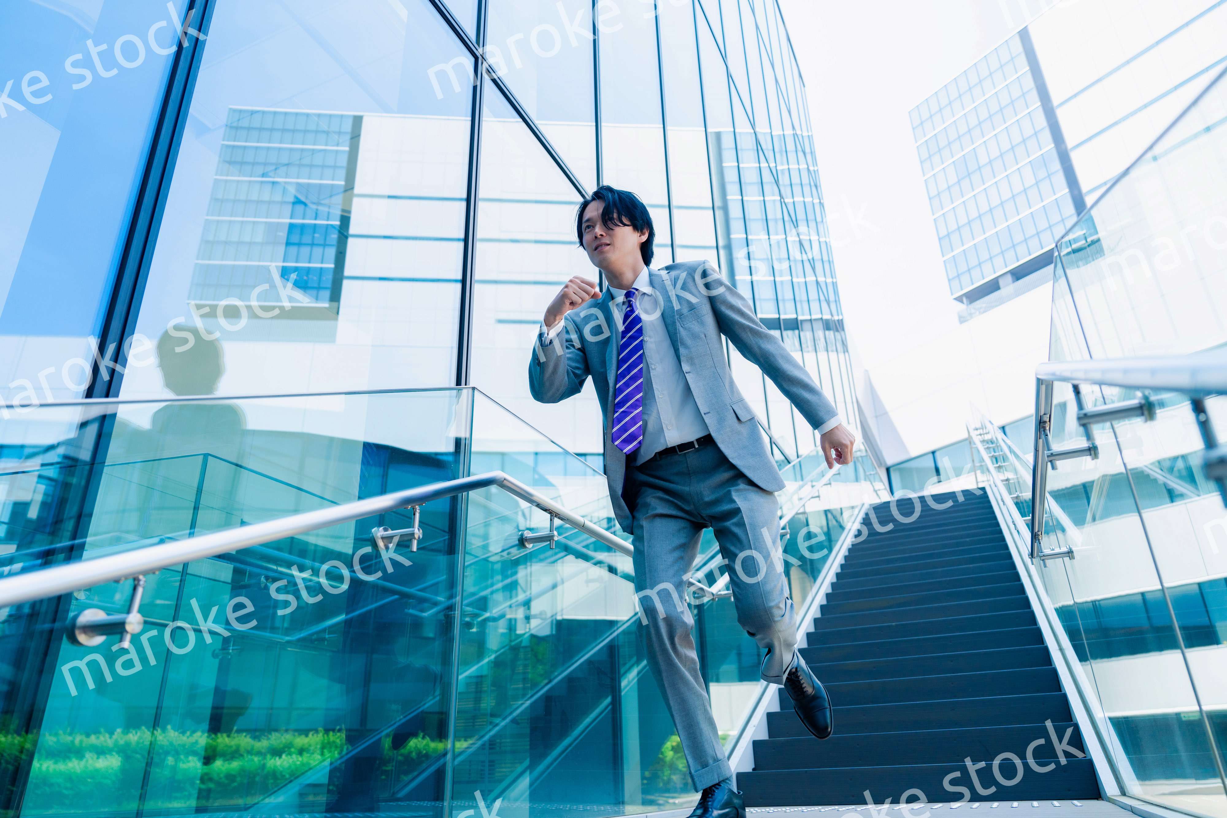 スーツを着て全力で走るビジネスマン