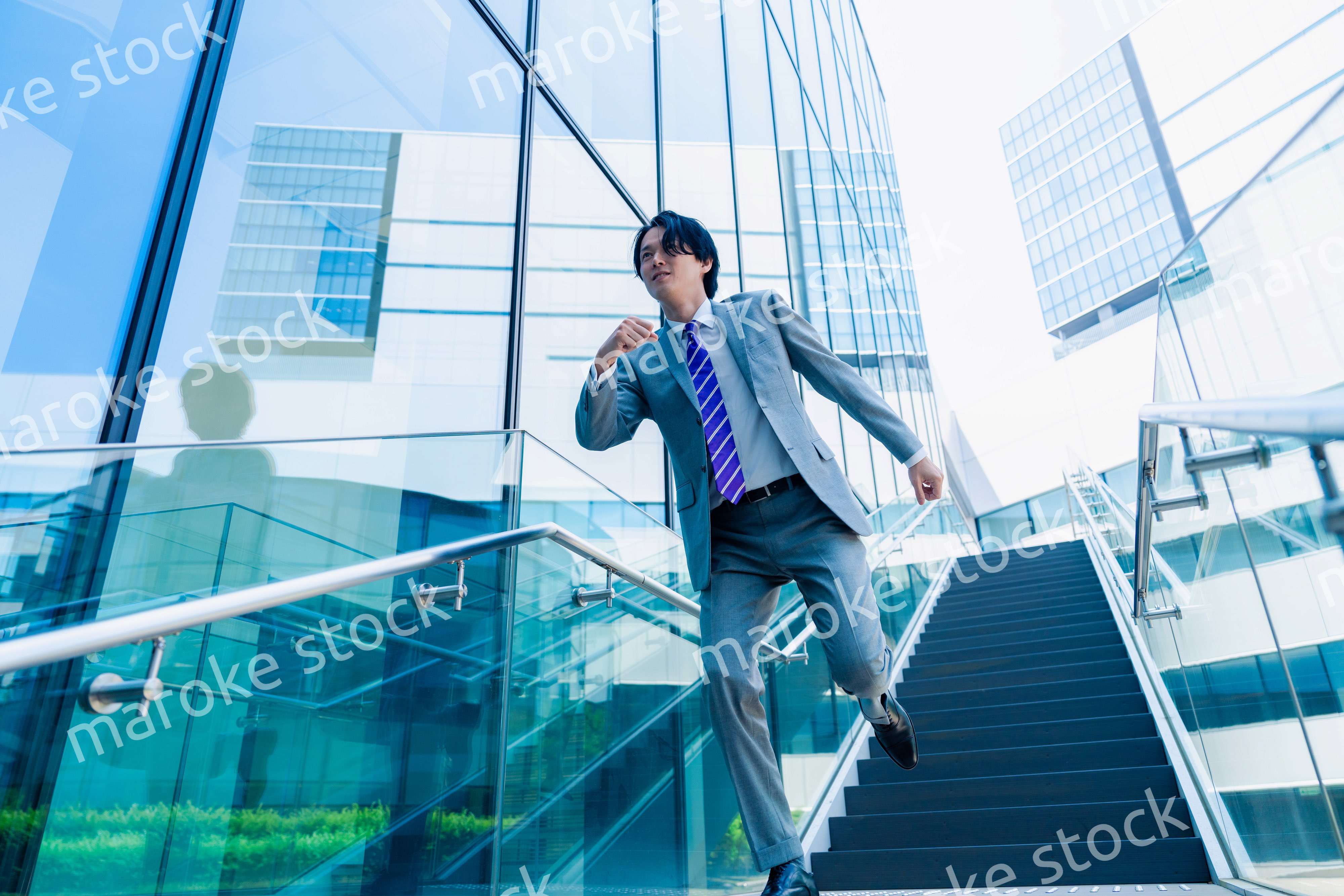 スーツを着て全力で走るビジネスマン