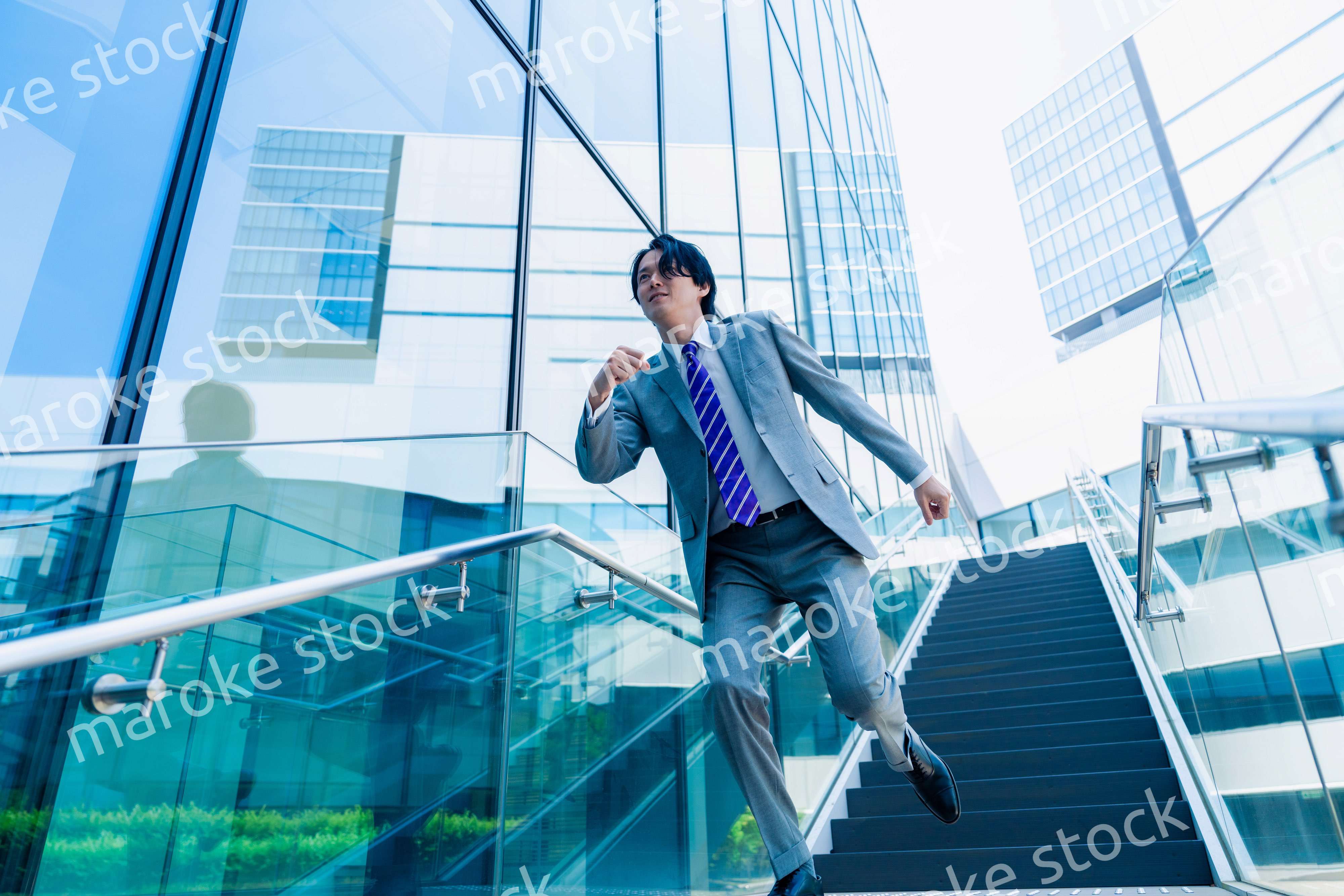 スーツを着て全力で走るビジネスマン