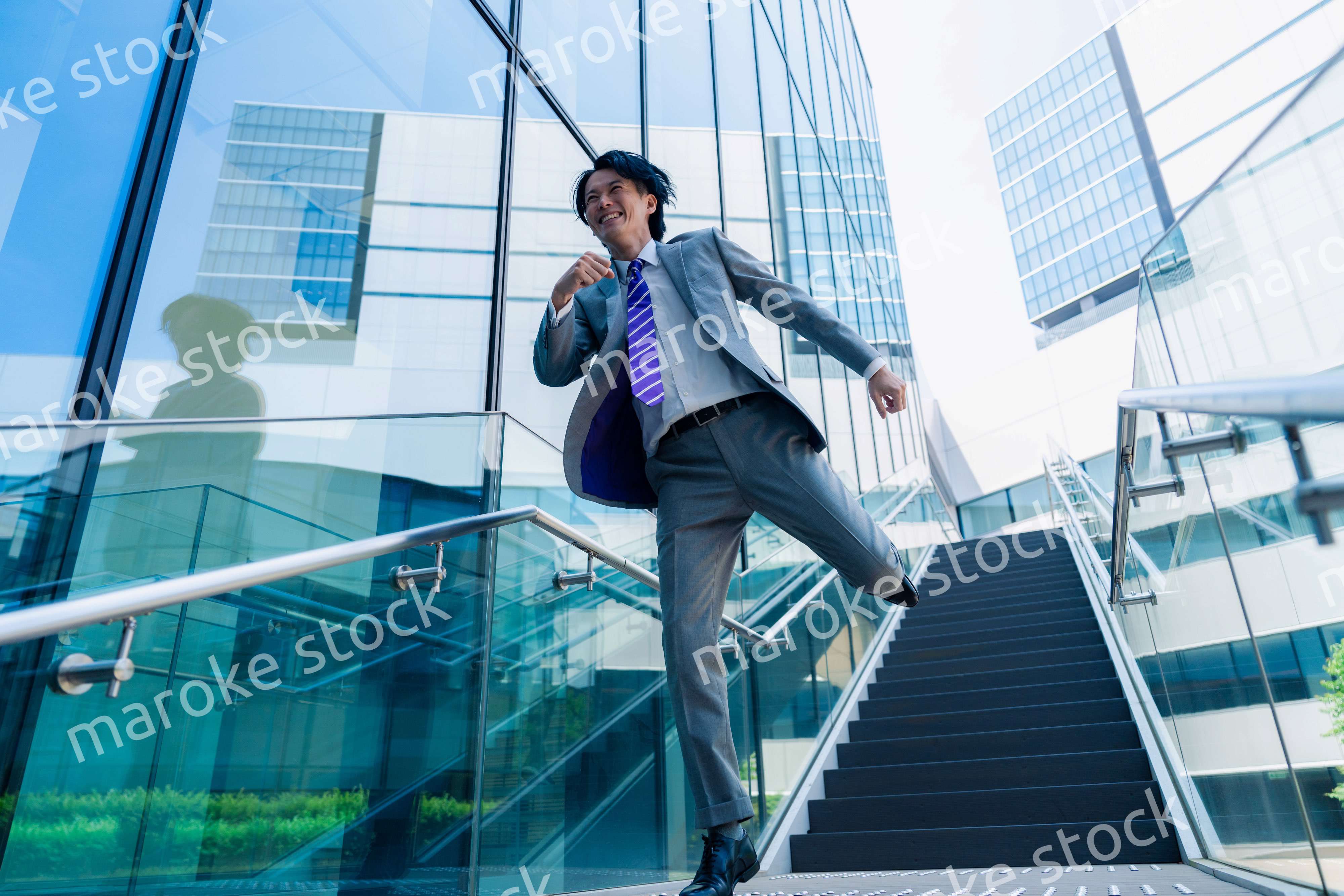 スーツを着て全力で走るビジネスマン