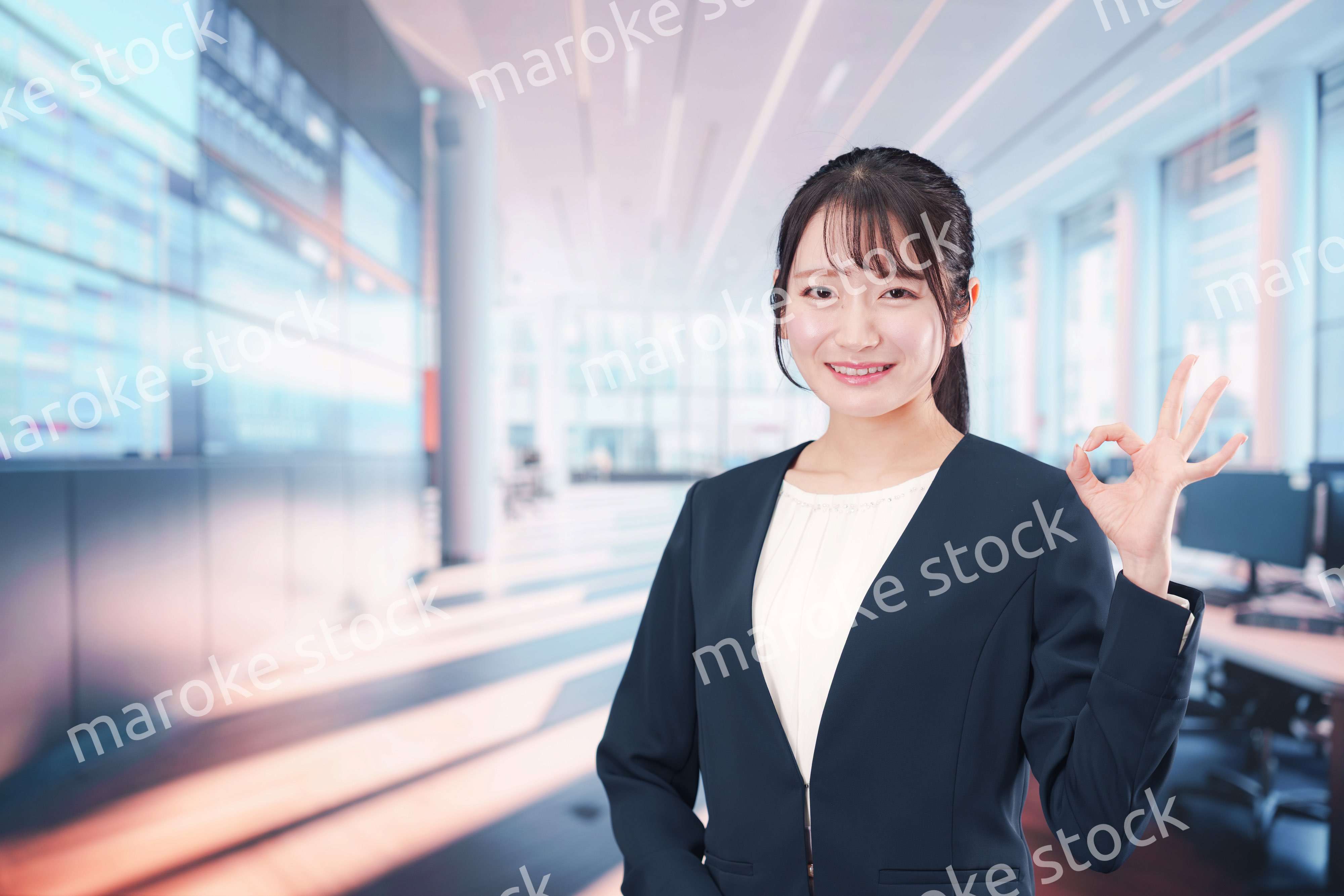 オフィスで働く笑顔の若い女性