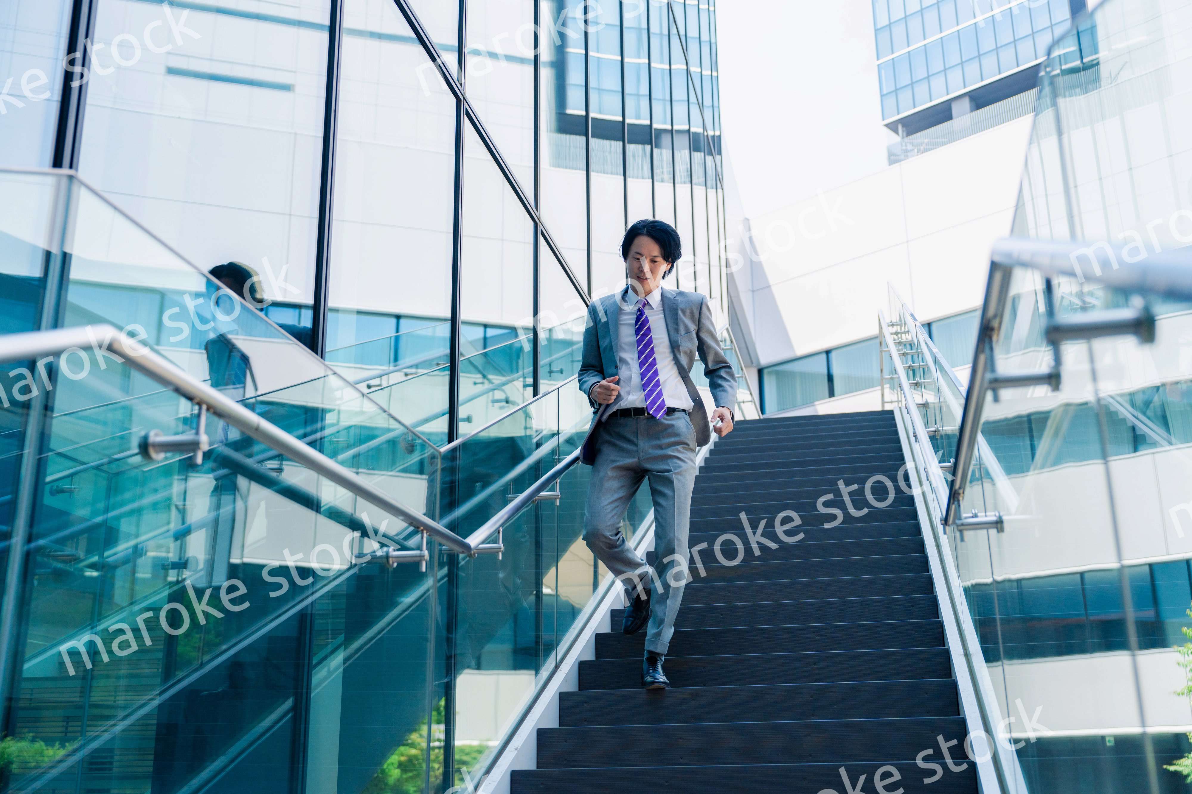 スーツを着て全力で走るビジネスマン