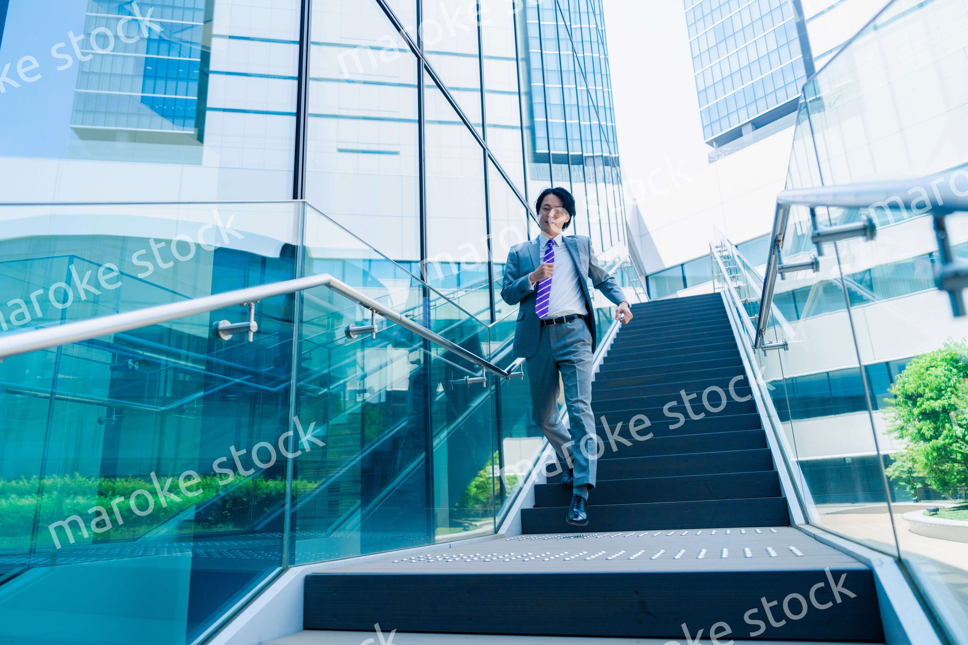 スーツを着て全力で走るビジネスマン