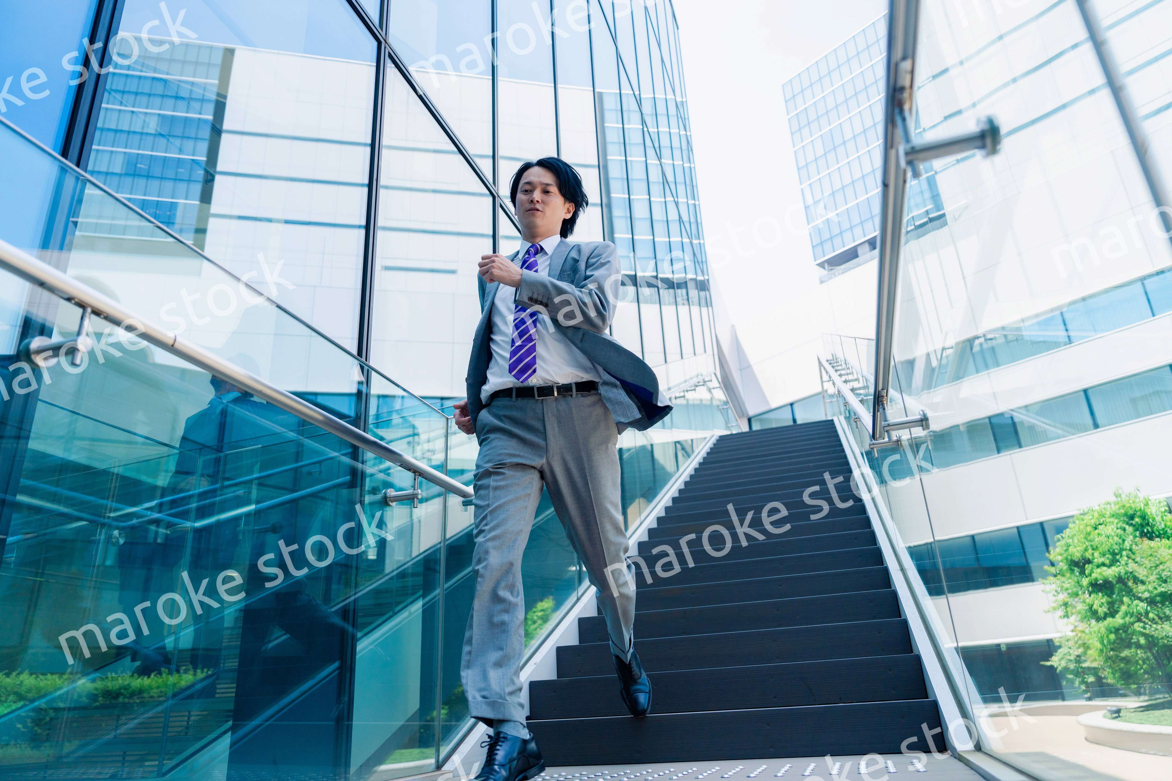 スーツを着て全力で走るビジネスマン