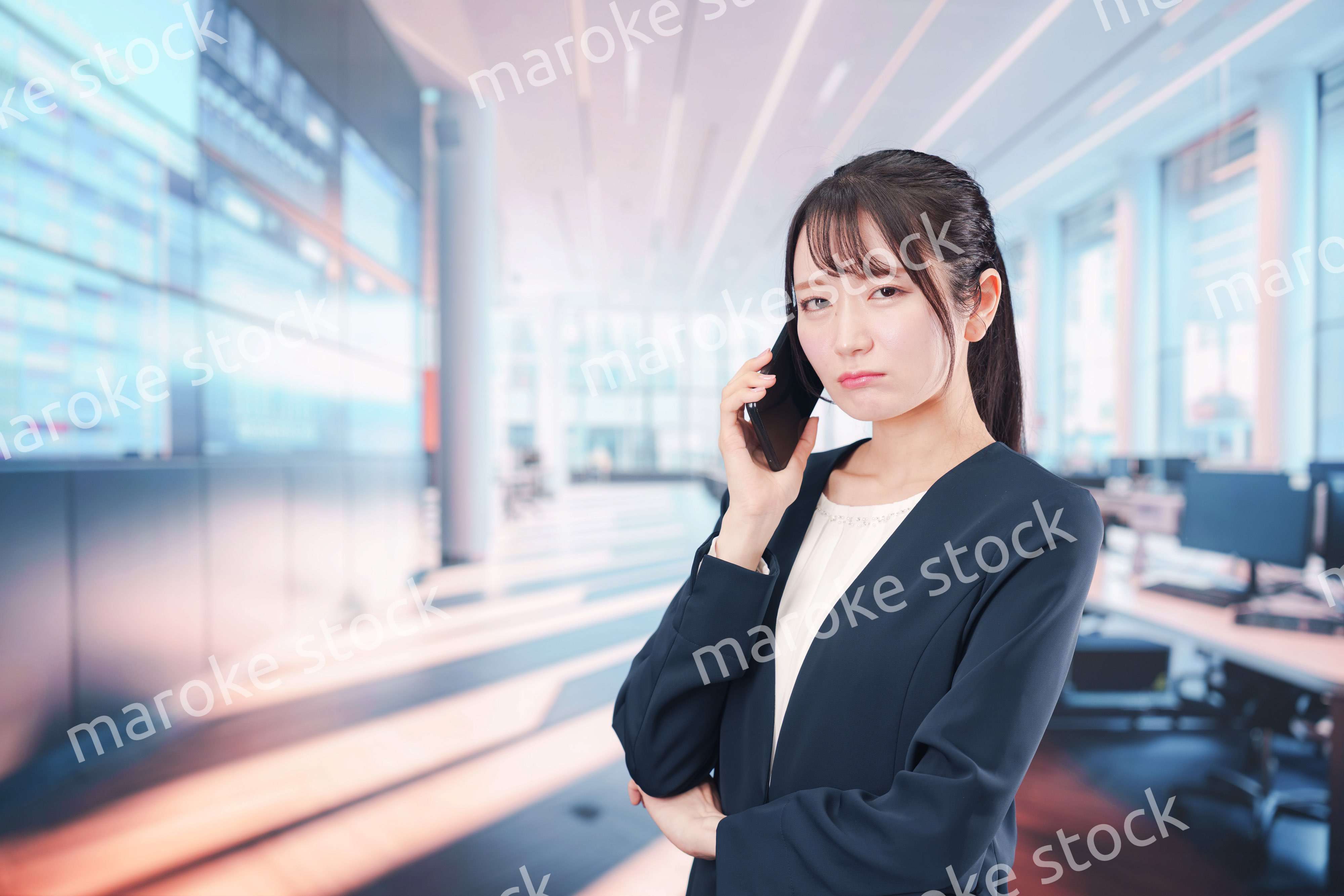 困った表情をする電話オペレータの女性