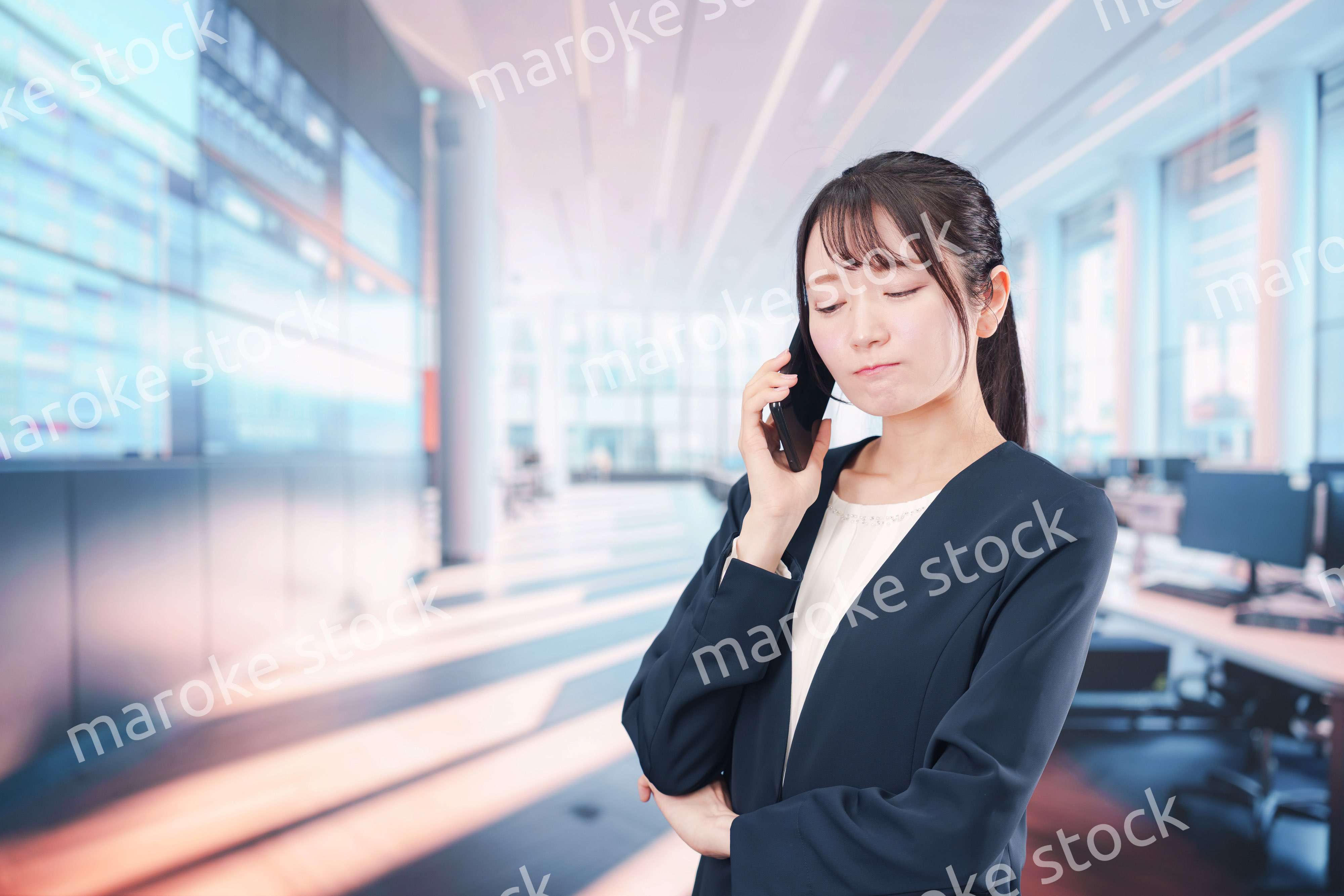 困った表情をする電話オペレータの女性