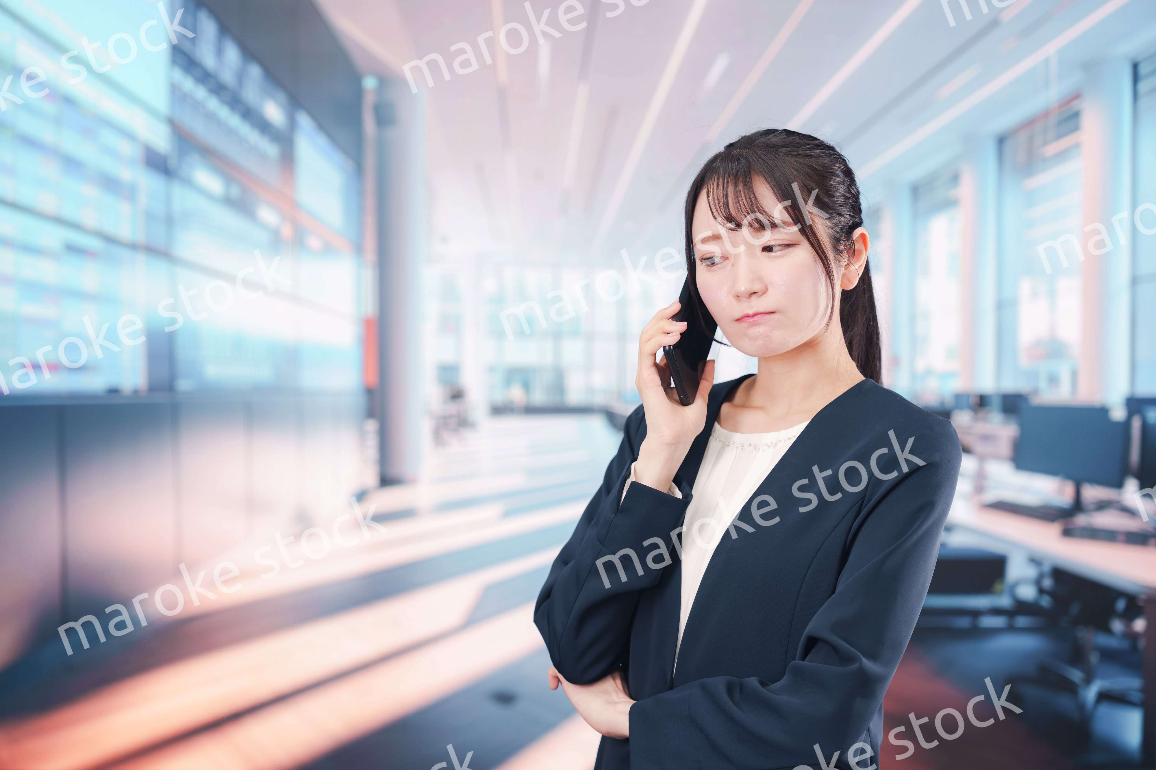 困った表情をする電話オペレータの女性