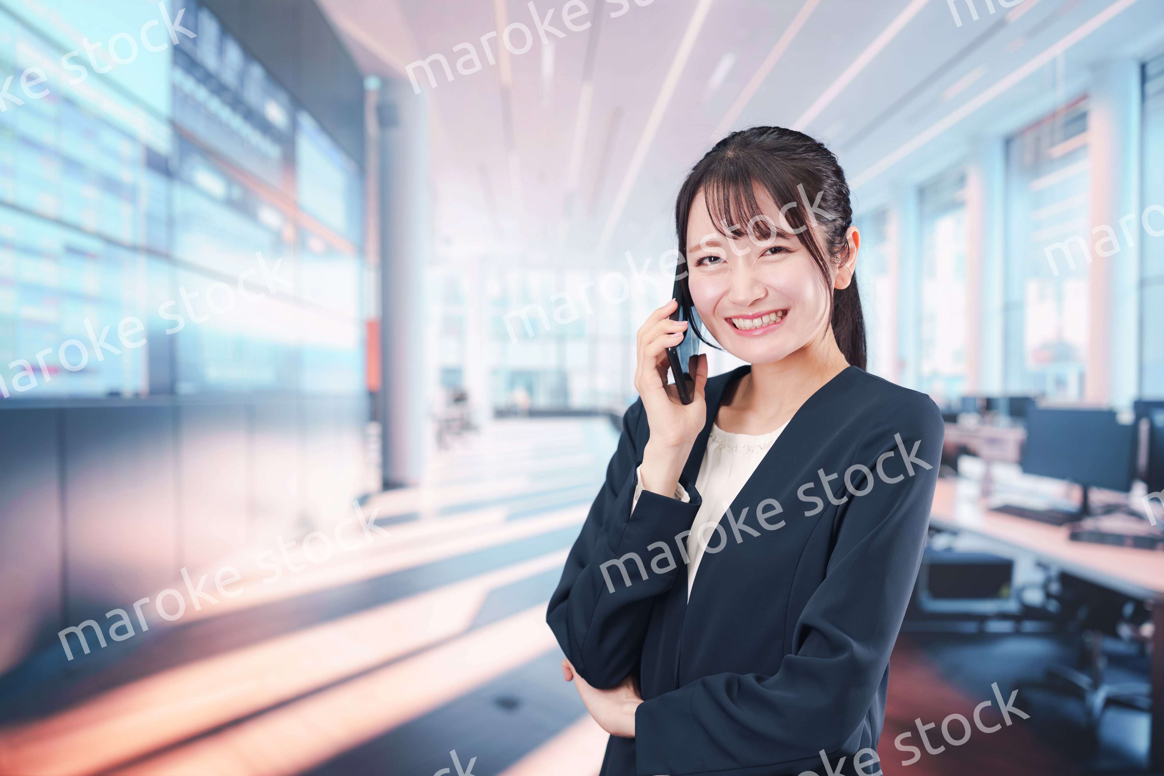 オフィスで働く笑顔の若い女性