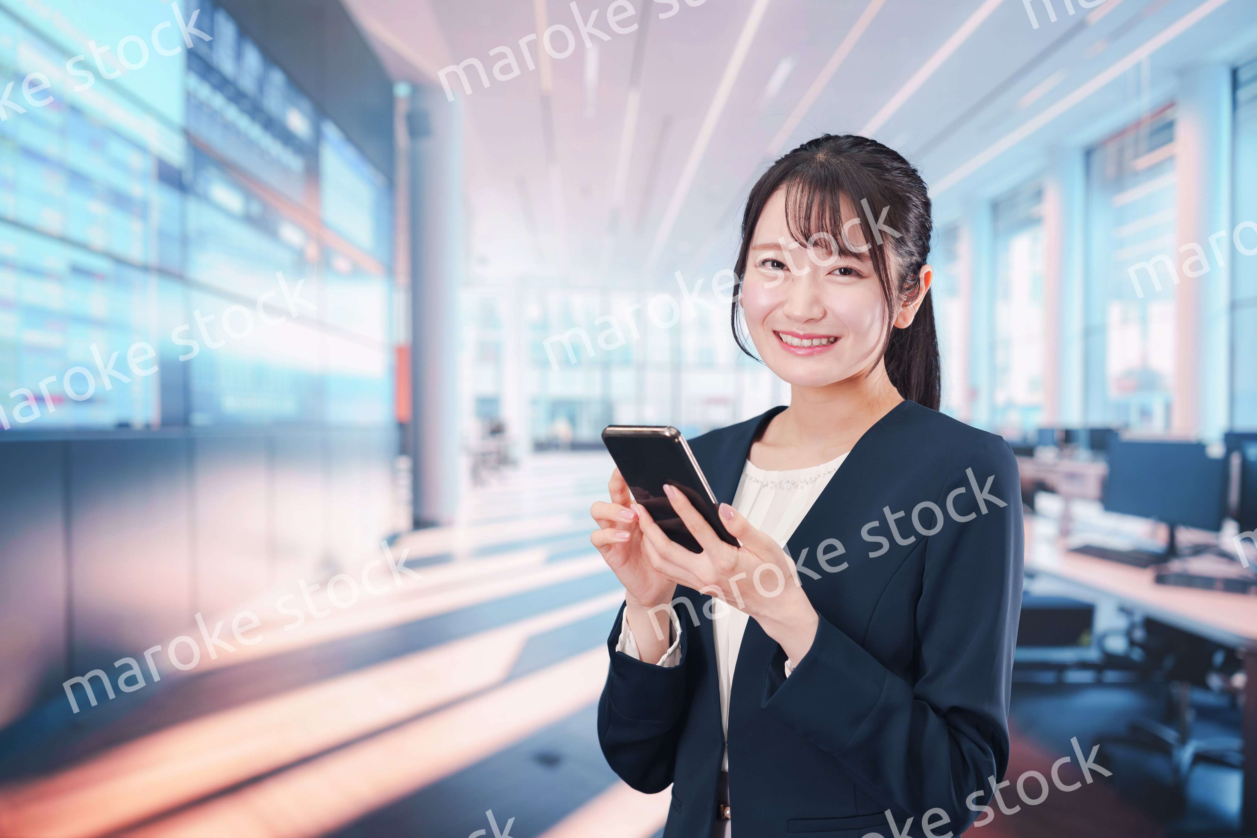 オフィスでスマホアプリを使うビジネスウーマン